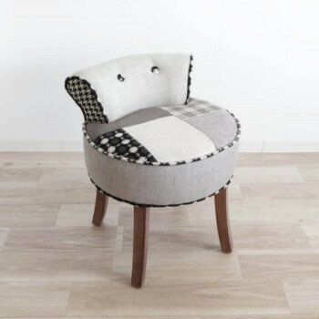 北欧テイスト、デザインがとてもオシャレなパッチワークチェアー(椅子)です。サイズもコンパクトな為移動の持ち運びも簡単!お部屋のインテリアとしてとてもお勧めです。女性の方は化粧台の椅子として使ってもかわいい♪※ファブリック部分はパッチワーク生...