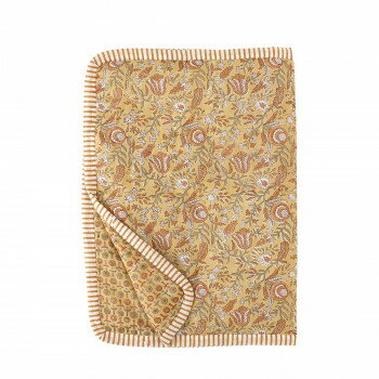 「カリーノ」は「かわいらしい」という意味。心ときめく配色と素朴な花柄が毎日を彩ります。インドのブロックプリントでデザインされたボタニカル柄のブランケット。やさしい肌ざわりの中綿ブランケットは春夏シーズンのお昼寝にぴったりです。「ブロックプリント」は木版を使って、職人がひと版ひと版、手でスタンプを押すように生地の上にプリントするインドの伝統的な技法です。※洗濯時に色落ちする場合がございますので、漂白剤及び漂白剤入りの洗剤のご使用は避け、他の物と分けて単独でお洗いください。※商品によっては2種類以上の繊維で織りこまれたものや、刺繍・ミラーなどを施しているものがあります。商品ごとに洗濯表示をご確認ください。※長時間濡れたまま放置すると移染する恐れがございます。洗濯後は形を整えてすぐに陰干ししてください。 生地の特性上、洗濯後多少縮むことがございます。※手作り品の為、サイズが表示と異なる場合がございます。※インド綿特有のにおいが気になる方は、風通しの良い場所で陰干ししてからご使用ください。サイズ約100×70cm個装サイズ：39×33×3cm重量個装重量：175g素材・材質表側、裏側:綿100%中わた:ポリエステル100%生産国インド※掲載納期は目安であり、商品欠品の場合、お時間をいただいたり、完売の場合もございます。仕様・パッケージなどは予告無く変更となる場合もございます。一部メーカー・仕入れ先からの直送商品等は、沖縄・離島・北海道へは配送不可(又は送料加算)となる場合もございます。広告文責:株式会社ノースウェブ　Tel 0144-52-00184589450041536