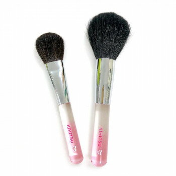 熊野筆ならではの粉含みの良さで、ビギナーの方もメイク慣れしている方にもおすすめできるセットです。毛穴の穴より細い毛なので、しっかりムラなくキメ細かく仕上げることができます。サイズ【フェイスブラシ】全長:15.5cm、毛丈:5cm【チークブラ...