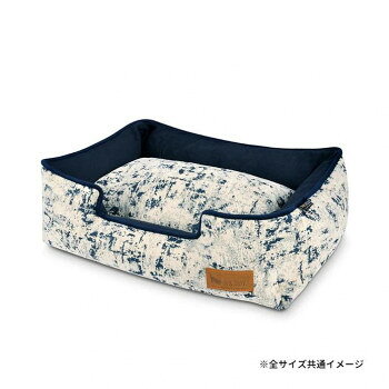 体が沈み込むほどの柔らかいファイバーを箱型に詰め込んだ、P.L.A.Y(プレイ)の上位モデルベッドです。従来比123%のファイバーを使用しているため、クッション性に富みペットの体をしっかりと受け止めます。【商品説明】・P.L.A.Y(プレイ)のベッドは、(1)ペットにとって快適で安心できる場所であること、(2)私たちの居住空間を彩ることができ、かつ清潔であること、(3)地球に負荷を与えることなく、限りある資源を大切に利用できることの(3)つのテーマを軸に、ペットとの生活をより素敵なものにするために生み出されました。ファイバーには再生ペットボトルでできている繊維を使用。通気性に優れているため、夏は涼しく、冬は暖かく、一年を通して快適なベッド環境を提供します。・中心のクッションは取り外し可能で、ベット、クッションともカバーと中身を分けることができ、それぞれお洗濯が可能です。【お手入れ】※洗濯機で丸洗いが可能です。(外周部、中央クッション部とも、カバーと中身を分離して洗えます。)※デリケートな商品のため、洗濯ネットをご使用になることをお勧めします。※お洗濯後は直射日光を避け、しっかりと乾燥させてください。【注意事項】※本製品はペット用製品です。本来の用途以外には使用しないでください。※誤飲やいたずらを防ぐため飼い主様の目の届く場所で使用し、壊れかけた場合は直ちに使用を中止し新しいものに交換してください。※飲み込んでも害のない素材を使用していますが、万一誤飲した時は獣医師に相談してください。※幼児やペットの手の届かない場所に保管してください。サイズ63.5×78.7×20.3cm(内寸:40×56cm)個装サイズ：51×39×23cm重量2.77kg個装重量：3000g素材・材質【カバー】外側ポリエステル100%、内側フロック加工(ポリエステル100%)【クッション】Planet Fill※ 100%、※PlanetFill:P.L.A.Yオリジナル再生ペットボトル繊維生産国中国※掲載納期は目安であり、商品欠品の場合、お時間をいただいたり、完売の場合もございます。仕様・パッケージなどは予告無く変更となる場合もございます。一部メーカー・仕入れ先からの直送商品等は、沖縄・離島・北海道へは配送不可(又は送料加算)となる場合もございます。広告文責:株式会社ノースウェブ　Tel 0144-52-00180817152017622