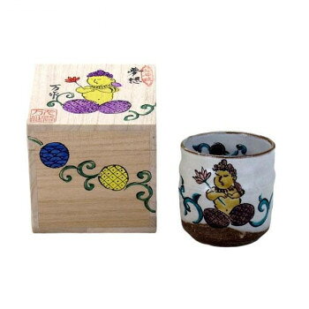 九谷和窯オリジナル商品です。お茶やお酒を飲んでも良し、飾っても良しの手になじみやすいフリーカップです。1つ1つ手書きで絵付けをしていますので温かみがあり心がホッと和みます。絵付け職人自らが、観賞用にカップのデザインを桐箱にも描きました。いつも頑張っているご自身用にも、贈り物にもとてもおすすめです。サイズ径8×高7.5cm個装サイズ：8×8×7.5cm重量個装重量：800g素材・材質陶器仕様容量:280cc箱:絵付桐付属品絵柄入外箱生産国日本※掲載納期は目安であり、商品欠品の場合、お時間をいただいたり、完売の場合もございます。仕様・パッケージなどは予告無く変更となる場合もございます。一部メーカー・仕入れ先からの直送商品等は、沖縄・離島・北海道へは配送不可(又は送料加算)となる場合もございます。広告文責:株式会社ノースウェブ　Tel 0144-52-00184514205071766