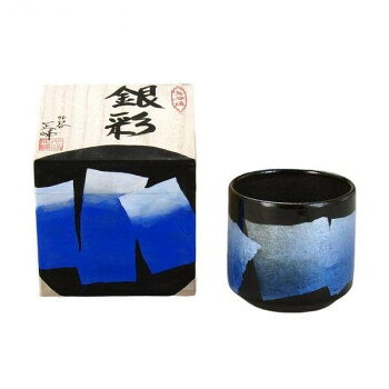 九谷和窯オリジナル商品です。お茶やお酒を飲んでも良し、飾っても良しの手になじみやすいフリーカップです。観賞用にカップのデザインを桐箱にも描きました。いつも頑張っているご自身用にも贈り物にもとてもおすすめです。サイズ径8.3×高8cm個装サイズ：8.3×8.3×8cm重量個装重量：800g素材・材質陶器仕様容量:330cc箱:絵付桐付属品絵柄入外箱生産国日本※掲載納期は目安であり、商品欠品の場合、お時間をいただいたり、完売の場合もございます。仕様・パッケージなどは予告無く変更となる場合もございます。一部メーカー・仕入れ先からの直送商品等は、沖縄・離島・北海道へは配送不可(又は送料加算)となる場合もございます。広告文責:株式会社ノースウェブ　Tel 0144-52-00184514205071797