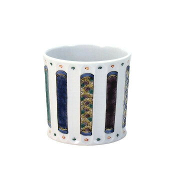 白九(しろっく)は、陶磁器本来の価値を見直し、造形の芸術性を高めた洋酒のカップシリーズです。石川県小松市産の花坂陶石を使用した素地に、高精度な職人の技術によってエッジの効いたカットや削り等を施しています。工芸の本質的な美しさに伝統的な九谷焼の上絵が合わさり、とても特別なロックカップとなりました。いつも頑張っているご自身用にも、贈り物にもとてもおすすめです。サイズ径8×高9cm個装サイズ：8×8×9cm重量個装重量：800g素材・材質磁器仕様箱:化粧箱生産国日本※掲載納期は目安であり、商品欠品の場合、お時間をいただいたり、完売の場合もございます。仕様・パッケージなどは予告無く変更となる場合もございます。一部メーカー・仕入れ先からの直送商品等は、沖縄・離島・北海道へは配送不可(又は送料加算)となる場合もございます。広告文責:株式会社ノースウェブ　Tel 0144-52-00184514205072558