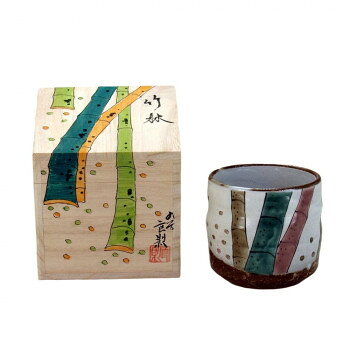 お茶やお酒を楽しむのはもちろん、飾ってもお楽しみいただける、手になじみやすいフリーカップです。一つひとつ手描きで絵付けをしておりますので、温かみがあり、心がほっと和みます。また、絵付け職人自らが観賞用としてカップのデザインを桐箱にも描き、作品の魅力をより一層引き立てています。サイズ径8.5×高さ9cm個装サイズ：8×8×7.5cm重量600g個装重量：800g素材・材質陶器付属品絵柄桐箱生産国日本※掲載納期は目安であり、商品欠品の場合、お時間をいただいたり、完売の場合もございます。仕様・パッケージなどは予告無く変更となる場合もございます。一部メーカー・仕入れ先からの直送商品等は、沖縄・離島・北海道へは配送不可(又は送料加算)となる場合もございます。広告文責:株式会社ノースウェブ　Tel 0144-52-00184514205081642