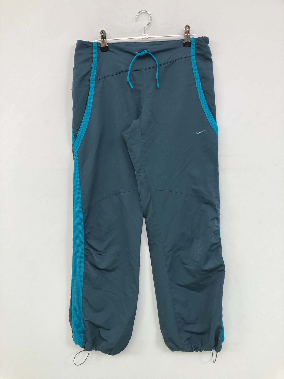 NIKE - 【中古】NIKE ナイキ ナイロンパンツ M ブルー レディース