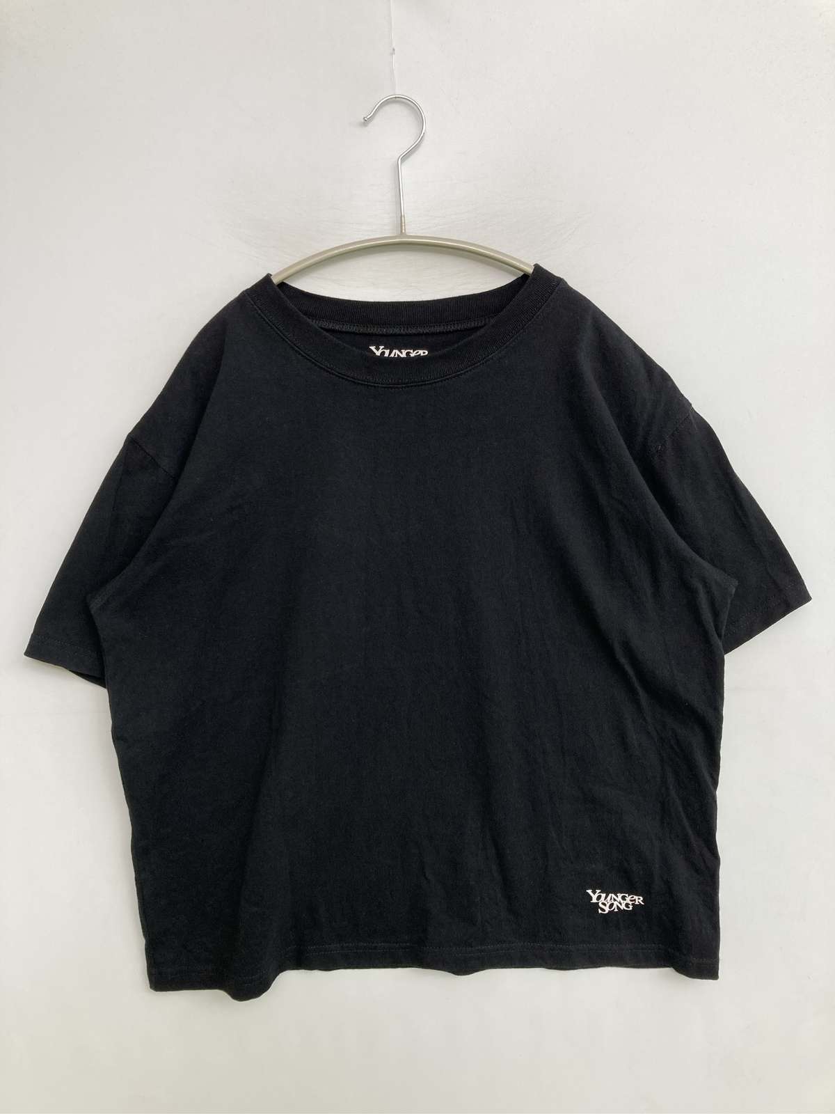 【中古】Younger Song ヤンガーソング Tシャツ/カットソー L ブラック 無地 ワンポイント ブランドロゴ ミドル丈 半袖 クルーネック(丸首) メンズ レディース