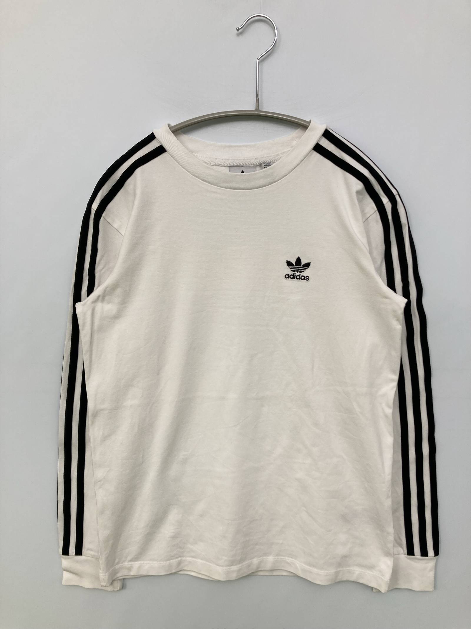 Rakuten - 【中古】adidas アディダス Tシャツ/カットソー S ホワイト 無地 ブランドロゴ ライン柄 ミドル丈 ショート丈 長袖 クルーネック(丸首) メンズ レディース