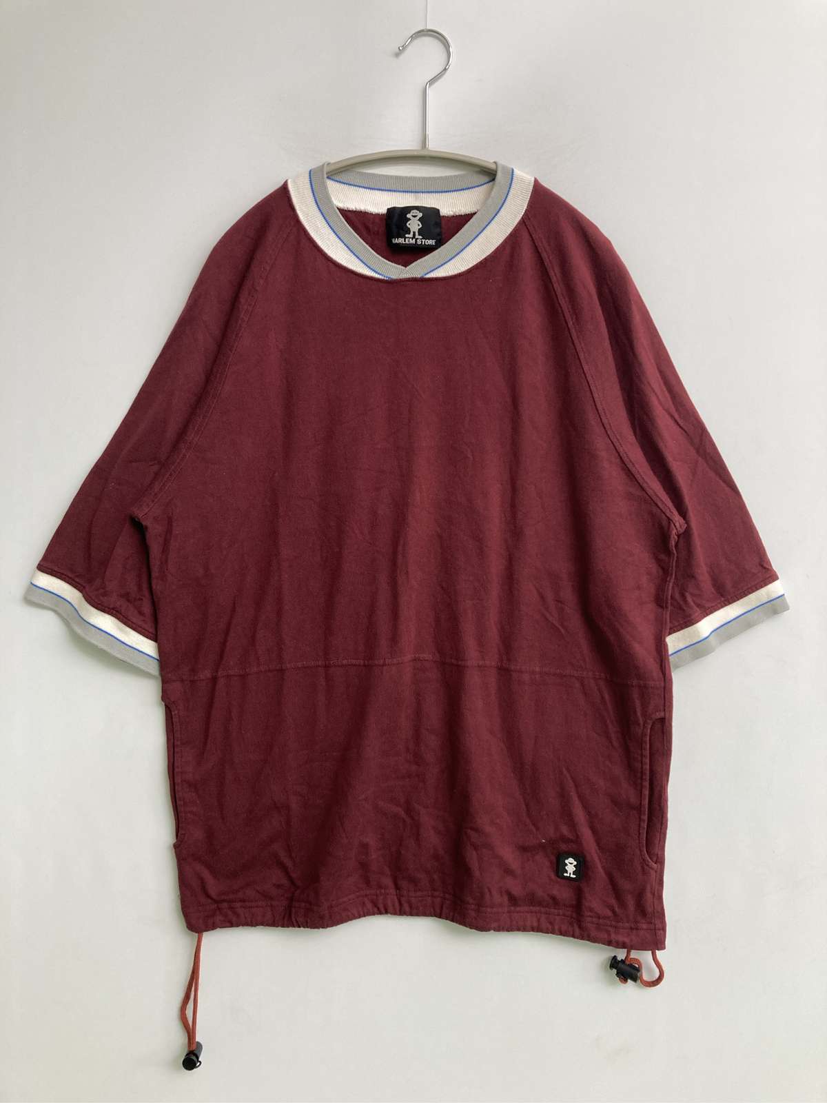 HARLEM STORE Tシャツ/カットソー レッド バックプリント ワンポイント ブランドロゴ ミドル丈 半袖 半端袖 Vネック クルーネック(丸首) メンズ レディース