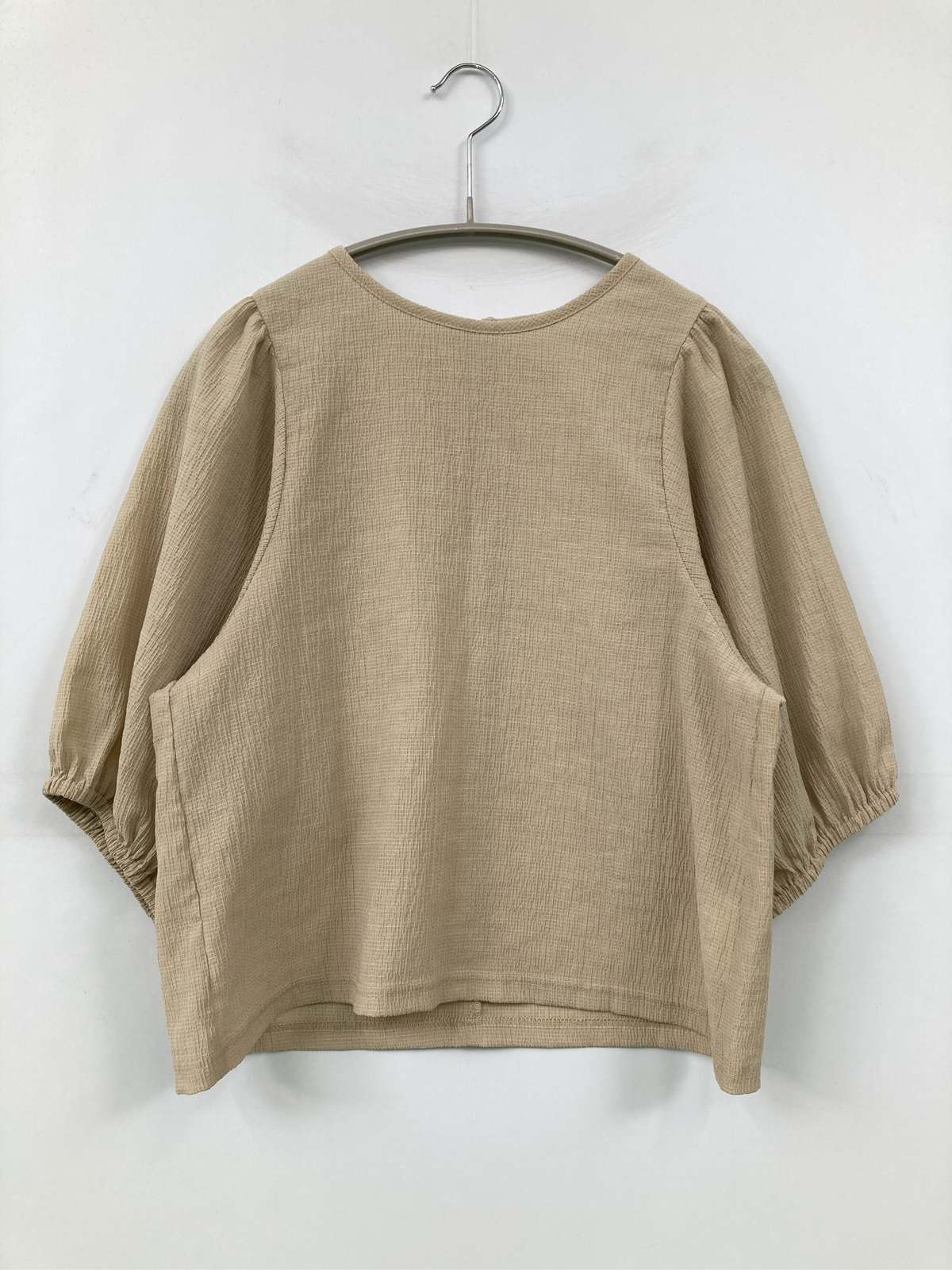 【中古】hinari ヒナリ シャツ/ブラウス F ベージュ ナイロン 無地 ミドル丈 半端袖 ノーカラー レディース