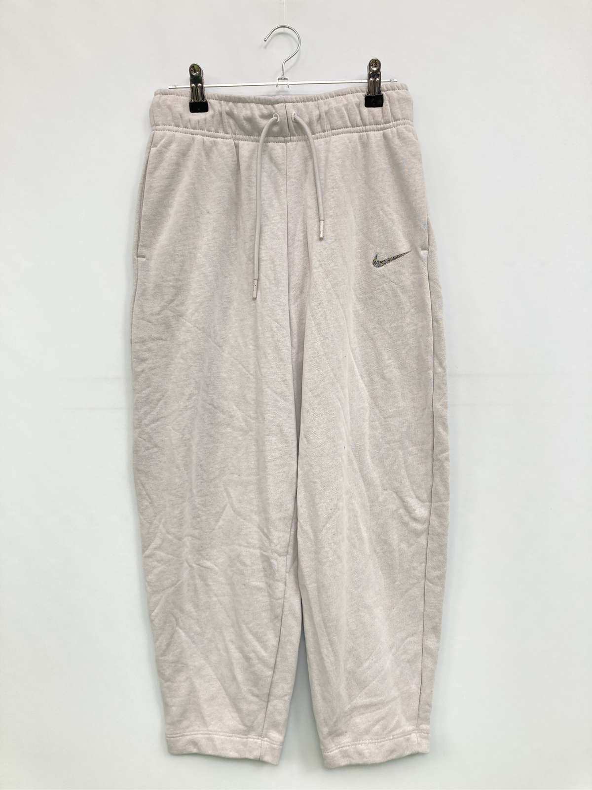 NIKE - 【中古】NIKE ナイキ スウェットパンツ S グレー 無地 ワンポイント ブランドロゴ レギュラー ワイド・ルーズ ウエストゴム・紐 レディース