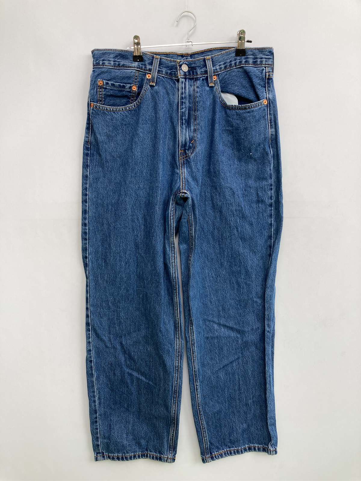 【平日お昼12時までのご購入で即日発送！】※12時以降・土日祝は翌営業日発送※ヤマト運輸での発送となりますリーバイスのデニムパンツです。程よくウォッシュ加工が施された、風合いの良いインディゴブルーの色合いが魅力の一本。全体的にゆとりを持たせたリラックス感のあるストレートシルエットで、トレンドに左右されず長くご愛用いただけます。股上は深めのデザインで、クラシックな雰囲気を演出。しっかりとしたコットンデニム生地を使用しており、穿き込むほどに体に馴染んでいきます。Tシャツやスウェットと合わせたカジュアルスタイルはもちろん、ジャケットの外しアイテムとしても活躍する、着回し力の高いアイテムです。▼採寸ウエスト：42パンツ丈：106股上：32股下：73わたり幅：25裾幅：21▼商品詳細ブランド：LEVI STRAUSS &amp; CO.（リーバイストラウスアンドカンパニー）カテゴリ：パンツ > デニムパンツサイズ：W32 L32カラー：ブルー特徴：フルレングス、無地、ワンポイント、スタンダード、ストレート、レギュラー、ヴィンテージ商品番号：A270884