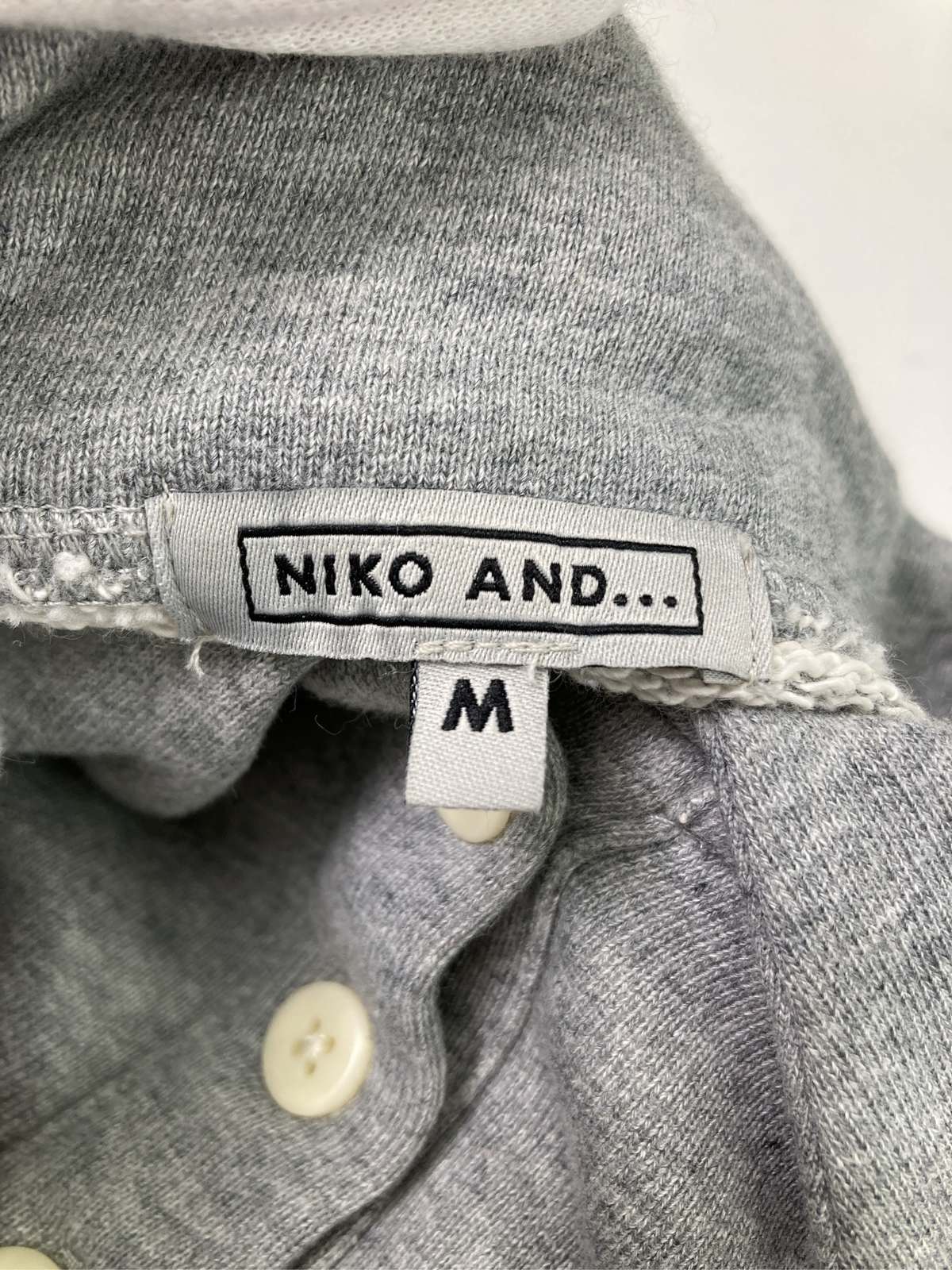 digdig 楽天市場店の【中古】niko and ... ニコアンド ポロシャツ M グレー 無地 前面プリント ワンポイント 長袖 レディース｜アングル3