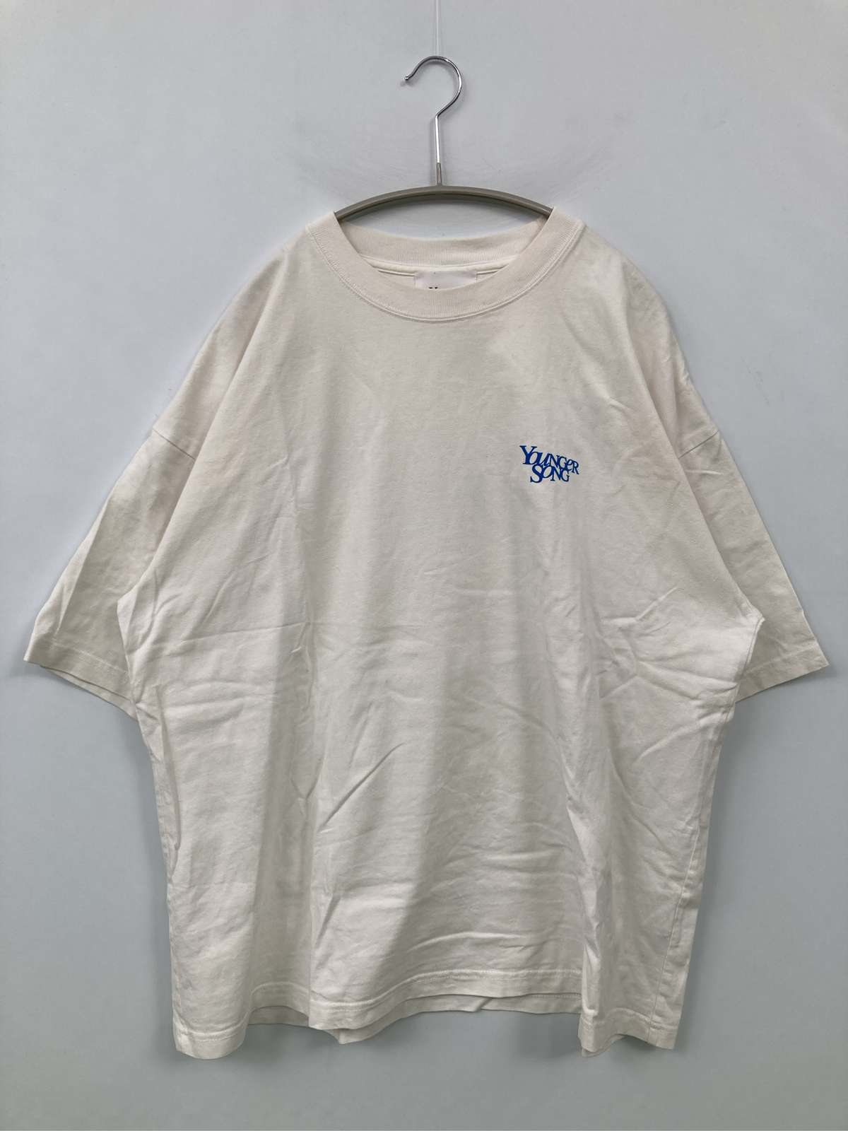 【中古】Younger Song ヤンガーソング Tシャツ/カットソー L ホワイト 前面プリント バックプリント ブランドロゴ ミドル丈 半袖 クルーネック(丸首) メンズ レディース