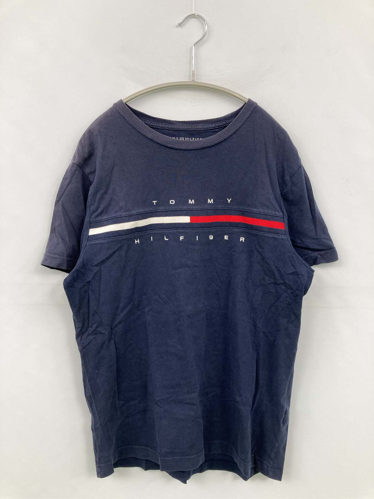 【中古】TOMMY HILFIGER トミーヒルフィガー Tシャツ/カットソー M ネイビー 前面プリント ブランドロゴ ライン柄 ミドル丈 半袖 クルーネック(丸首) メンズ