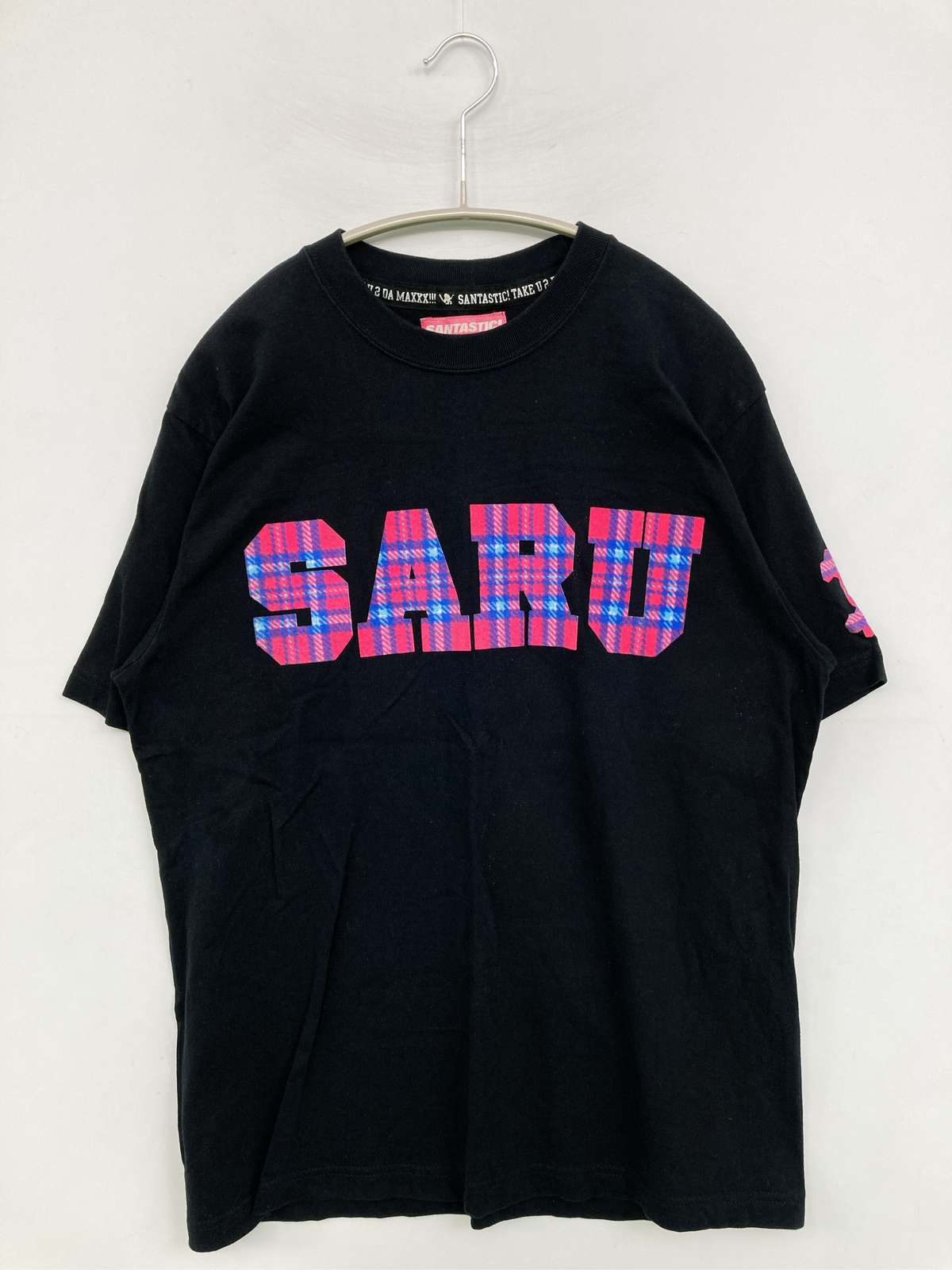 【中古】SANTASTIC Tシャツ/カットソー M ブラック 無地 前面プリント ミドル丈 半袖 クルーネック(丸首) メンズ