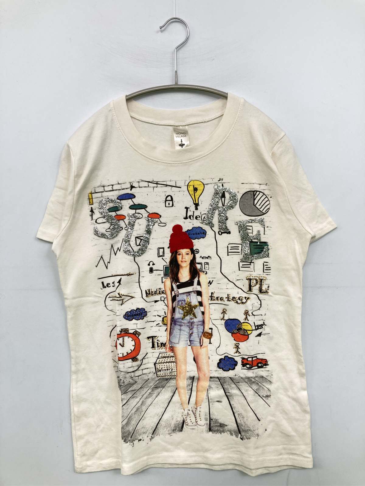 【中古】MONO VILLAGE Tシャツ/カットソー ホワイト 前面プリント ミドル丈 半袖 クルーネック(丸首) レディース