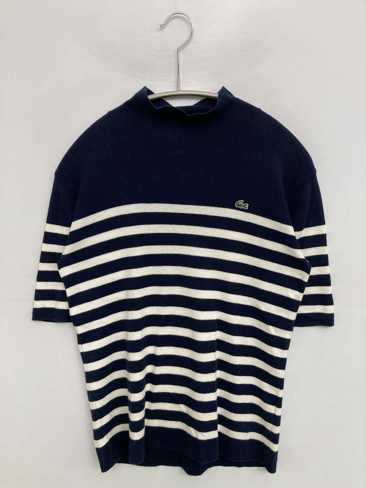 【中古】LACOSTE ラコステ ニット/セーター 38 ネイビー コットン ボーダー柄 ブランドロゴ ワンポイント タートルネック/ハイネック 半袖 ミドル丈 レディース