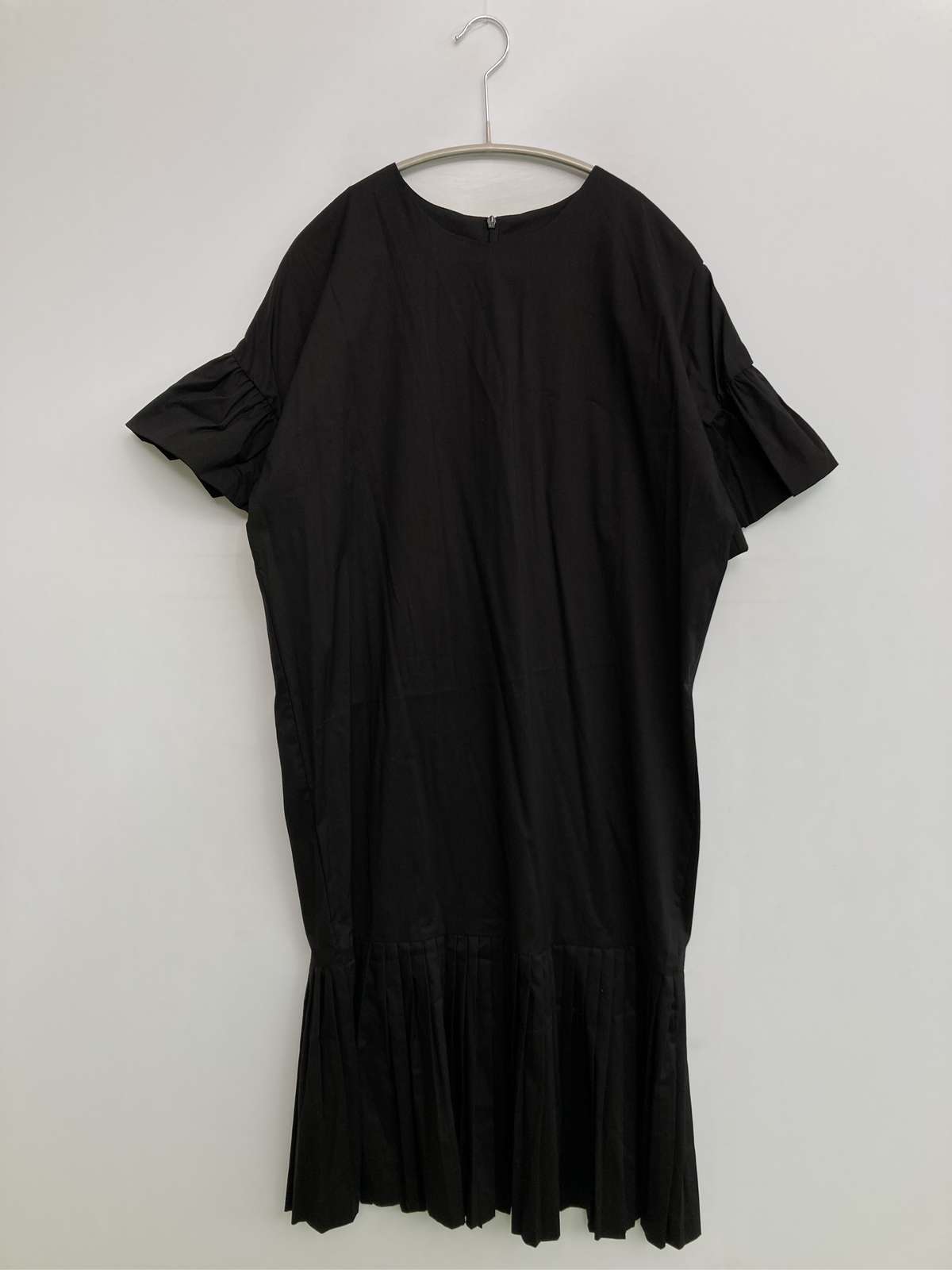 【中古】COME ON ME ワンピース ブラック 無地 半袖 ひざ丈 プリーツ レディース