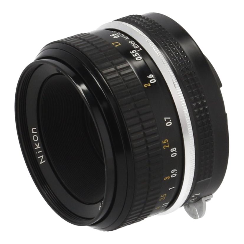 商品説明商品名カメラ関連メーカーNikon型番Nikkor 50mm F2製造No3105949コンディションランクCランク/訳有品、劣化や破損など商品に欠陥がある状態です。（ご理解の上お買い求めください）付属品付属品の有無/無　内容は画像で確認ください。状態詳細Nikkor 50mm F2 非Aiマウント　内部ゴミが複数あります　ヘリコイドが軽いです商品についてこの商品はひたち野うしく店で取り扱いをしております。商品の詳しい状態や情報については、店舗へお気軽にお問い合わせくださいませ。1.中古品になりますので動作確認は行っておりますが、バッテリー等の消耗品や商品の細かい動作状況に関しましては、測定器等での正確な測定は行っていないため、商品によっては細かな調整が必要な場合があります。また、新品購入時に受けられる保証やユーザー登録等のメーカーサイトサービスについては、受けられない可能性がありますので予めご了承ください。2.商品発送につきましては、梱包サイズの3辺合計160cm以上、もしくは25kgを超える場合は時間指定が出来ませんのでご了承ください。3.掲載商品は、当社が運営する実店舗でも並行販売もしております。そのため、ご注文できた場合でも在庫確認のタイムラグにより商品が欠品する場合がございます。在庫状況については細心の注意を払っておりますが、万が一売り違い等が発生した場合はご購入をキャンセルとさせていただく場合がございます。ご注文については、当店からの【ご注文ありがとうございます】メールが送信された時点で確定とさせていただきます。常に最新の在庫をご案内するよう心掛けておりますが、ご理解くださいますようお願い申しあげます。4.中古品の特性上、展示・保管状態により写真には見られない多少のスレや傷などが発生する場合がございます。商品状態は1点1点、傷・汚れなどの状態チェックをし、状態の記載と画像の記載を心がけておりますが、細かい部分の見落としや、目に見えない部分の劣化が進行している場合も考えれられます。その旨ご理解いただき、ご購入を検討下さいますようお願い申し上げます。中古 交換レンズ/50mm 非AiNikon/ニコンNikkor 50mm F2コンデションランク【C】https://image.rakuten.co.jp/digirex/cabinet/6457/17/102