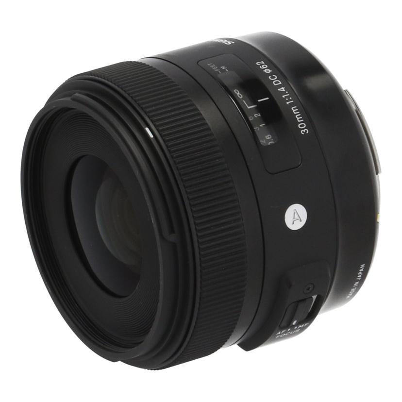 商品説明商品名カメラ関連メーカーCanon型番30mm F1.4 DC HSM製造No51948114コンディションランクBランク/スレ、汚れなど使用感はありますが、通常使用に問題のない状態です。付属品付属品の有無/有　内容は画像で確認ください。状態詳細30mm F1.4 DC HSM　Artシリーズ　For Canon EFマウント　内部にカビになりかけている小さなごみがあります(写りには問題ありません)商品についてこの商品は茂原店で取り扱いをしております。商品の詳しい状態や情報については、店舗へお気軽にお問い合わせくださいませ。1.中古品になりますので動作確認は行っておりますが、バッテリー等の消耗品や商品の細かい動作状況に関しましては、測定器等での正確な測定は行っていないため、商品によっては細かな調整が必要な場合があります。また、新品購入時に受けられる保証やユーザー登録等のメーカーサイトサービスについては、受けられない可能性がありますので予めご了承ください。2.商品発送につきましては、梱包サイズの3辺合計160cm以上、もしくは25kgを超える場合は時間指定が出来ませんのでご了承ください。3.掲載商品は、当社が運営する実店舗でも並行販売もしております。そのため、ご注文できた場合でも在庫確認のタイムラグにより商品が欠品する場合がございます。在庫状況については細心の注意を払っておりますが、万が一売り違い等が発生した場合はご購入をキャンセルとさせていただく場合がございます。ご注文については、当店からの【ご注文ありがとうございます】メールが送信された時点で確定とさせていただきます。常に最新の在庫をご案内するよう心掛けておりますが、ご理解くださいますようお願い申しあげます。4.中古品の特性上、展示・保管状態により写真には見られない多少のスレや傷などが発生する場合がございます。商品状態は1点1点、傷・汚れなどの状態チェックをし、状態の記載と画像の記載を心がけておりますが、細かい部分の見落としや、目に見えない部分の劣化が進行している場合も考えれられます。その旨ご理解いただき、ご購入を検討下さいますようお願い申し上げます。中古 交換レンズ/30mmCanon/キヤノン30mm F1.4 DC HSMコンデションランク【B】https://image.rakuten.co.jp/digirex/cabinet/6457/17/103