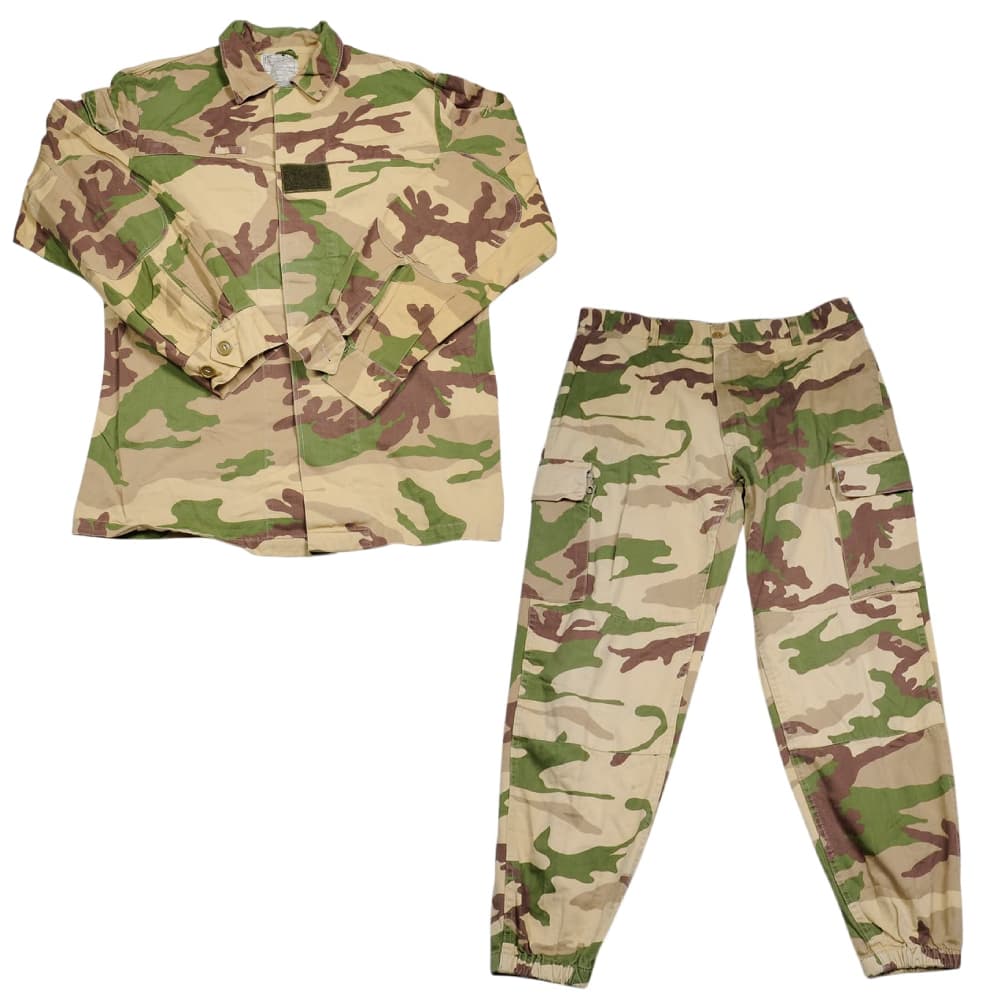 伊軍 M92砂漠用迷彩 バトルドレスユニフォーム珍しいカモフラージュパターンが目を引く、乾燥地帯仕様の戦闘服■軍放出品のご購入を検討されているお客様へ。ご購入前に必ず下記の説明文、注意文を最後までご一読いただきますようお願い致します。イタリア軍より払い下げられた迷彩服の上下セットです。同軍で2002年に開発されたM92デザートリーフ迷彩を使用。砂漠地帯用の迷彩となっていますが、グリーンの比率が高く、他国の迷彩には見られない珍しいパターンとなっています。シャツには両胸の内側と両肩にフラップ付きのポケットを設置。パンツにも背面と両太ももの部分にポケットがあり、太もも部のポケットには内部に砂が入らないようフラップとジッパーにて閉じることができます。【放出品ご購入の際の注意点】※軍放出品は全て使用済みの物品です。商品には「汚れ、カビ、サビ、臭気、落書き、変色、変形、素材の劣化、破れ、補修跡、欠損、破損、色味の違い、印字・デザイン違い、動作不良」がある場合がございます。また、製造年代などはお選びいただけません。ご理解いただける場合のみご購入ください。※ご購入後に上記のような商品の状態に関するお問い合わせはお受けできません。恐れ入りますがご容赦いただきますようお願い申し上げます。※ご購入後の商品の返品・交換をご希望の場合、発生いたします送料に関しましてはお客様のご負担になりますので何卒ご了承ください。※製品の仕様、外観はメーカーより予告なく変更されますので、気になる点や、詳細はメールで別途お問合わせください。PC・モニタの環境で色が実物と多少異なる場合があります。布製品などは個体差があり、寸法に誤差が多少ありますので、ご了承くださいませ。迷彩服の詳細こちらは「イタリア軍放出品 迷彩服 BDU 上下セット M92デザートリーフ迷彩 [ 48 ]」のご購入ページです。※放出品のため表記サイズと差異がある場合がございます。表記サイズはおおよその数値となっております。素材:コットン100％サイズ:44サイズ:46サイズ:48サイズ:50サイズ:52シャツ:着丈約66cm約70cm約71cm約72cm約73cmシャツ:身幅約50cm約53cm約58cm約59cm約59cmシャツ:肩幅約46cm約46cm約46cm約46cm約49cmシャツ:袖丈約63cm約65cm約65cm約65cm約65cmパンツ:総丈約100cm約100cm約100cm約100cm約100cmパンツ:ウエスト約82cm約76cm約80cm約84cm約90cmパンツ:股下約77cm約74cm約74cm約74cm約76cm総重量約1kg約1kg約1.1kg約1.1kg約1.2kg他のバリエーションはこちら[ 44 ][ 46 ][ 48 ][ 50 ][ 52 ]世界各国の軍隊で使用されていた服やポーチなどの装備、備品を民間に放出した商品になります。世界各国の軍隊のマークや紋章が入っており、普段見かけない商品ばかり。実際に使用されていたからこそユーズド感満載で、本格派ミリタリーマニアにはたまらない一品。[軍放出品/軍払下げ品/軍払い下げ品/ミリタリーサープラス]軍放出品の商品一覧[2101][d00010919210100000000][2483][d01362476291824830000][00GUN] 伊軍 M92砂漠用迷彩 戦闘服 バトルユニフォーム 軍服 ミリタリーサープラス ミリタリーグッズサバゲー装備 ＞ サバゲーウェア ＞ 戦闘服セット軍モノ・輸入雑貨 ＞ 軍放出品 ＞ 欧州の軍放出品 ＞ イタリア軍放出品取り扱いブランド ＞ 《カ》行 ＞ 《ク》で始まるブランド ＞ 軍放出品新着アイテム ＞ 新着アイテム 2022年 ＞ 1月 新入荷[伊軍]こちらは「イタリア軍放出品 迷彩服 BDU 上下セット M92デザートリーフ迷彩 [ 48 ]」のご購入ページです。【イタリア軍放出品 迷彩服 BDU 上下セット M92デザートリーフ迷彩 [ 48 ]】■軍放出品のご購入を検討されているお客様へ。ご購入前に必ず下記の説明文、注意文を最後までご一読いただきますようお願い致します。イタリア軍より払い下げられた迷彩服の上下セットです。同軍で2002年に開発されたM92デザートリーフ迷彩を使用。砂漠地帯用の迷彩となっていますが、グリーンの比率が高く、他国の迷彩には見られない珍しいパターンとなっています。シャツには両胸の内側と両肩にフラップ付きのポケットを設置。パンツにも背面と両太ももの部分にポケットがあり、太もも部のポケットには内部に砂が入らないようフラップとジッパーにて閉じることができます。【放出品ご購入の際の注意点】※軍放出品は全て使用済みの物品です。商品には「汚れ、カビ、サビ、臭気、落書き、変色、変形、素材の劣化、破れ、補修跡、欠損、破損、色味の違い、印字・デザイン違い、動作不良」がある場合がございます。また、製造年代などはお選びいただけません。ご理解いただける場合のみご購入ください。※ご購入後に上記のような商品の状態に関するお問い合わせはお受けできません。恐れ入りますがご容赦いただきますようお願い申し上げます。※ご購入後の商品の返品・交換をご希望の場合、発生いたします送料に関しましてはお客様のご負担になりますので何卒ご了承ください。サバゲー装備 ＞ サバゲーウェア ＞ 戦闘服セット軍モノ・輸入雑貨 ＞ 軍放出品 ＞ 欧州の軍放出品 ＞ イタリア軍放出品取り扱いブランド ＞ 《カ》行 ＞ 《ク》で始まるブランド ＞ 軍放出品新着アイテム ＞ 新着アイテム 2022年 ＞ 1月 新入荷ウクライナ軍放出品 迷彩服 マルチカム BDU上下セット コンバットシャツ リップストップ生地イタリア軍放出品 コンバットジャケット 海軍 サンマルコ迷彩 Cランク品イギリス軍放出品 コンバットシャツ UBAC MTP迷彩 Sサイズイギリス軍放出品 コンバットジャケット MTP迷彩 BDU 軍用戦闘服&nbsp;