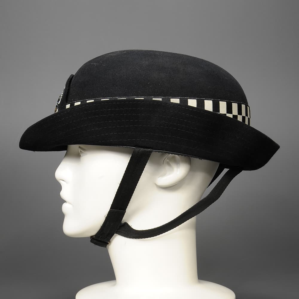 【中古】イギリス警察 放出品 ヘルメット 女性...の紹介画像2