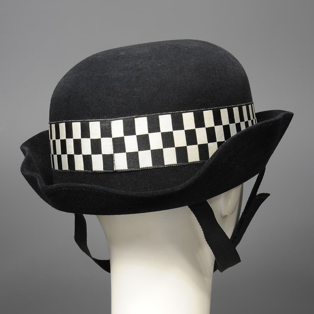 【中古】イギリス警察 放出品 ヘルメット 女性...の紹介画像3