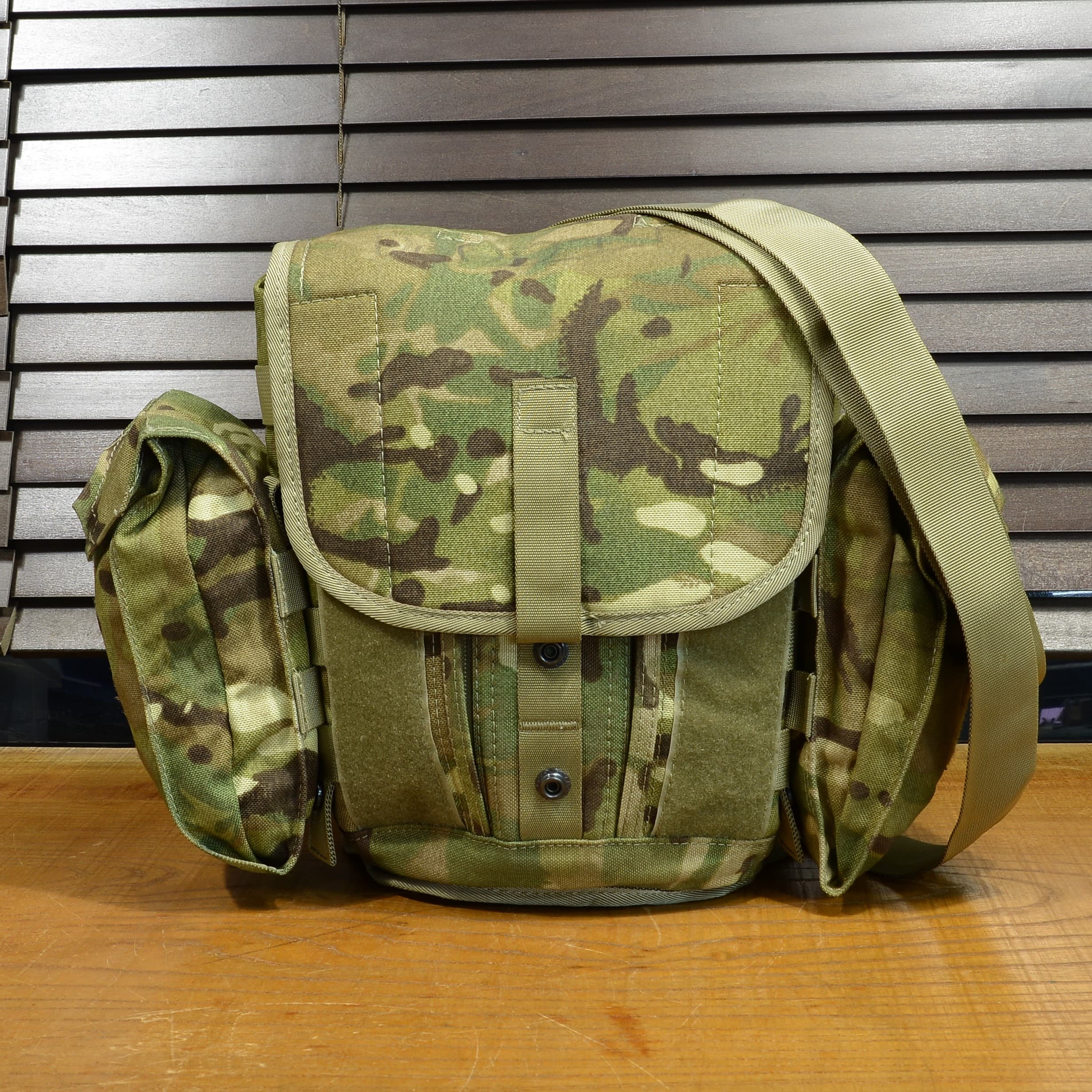 ミリタリーショップ レプマートのイギリス軍放出品 ガスマスクバッグ MTP迷彩 [ 良い ] 英軍 ガスマスクポーチ ミリタリー サバゲー 装備品 USED 防護面バッグ ミリタリーサープラス ミリタリーグッズ ガスマスクケース 防毒マスクバッグ 防毒マスクケース マスクキャリアバッグ マスク収納バッグ｜アングル2