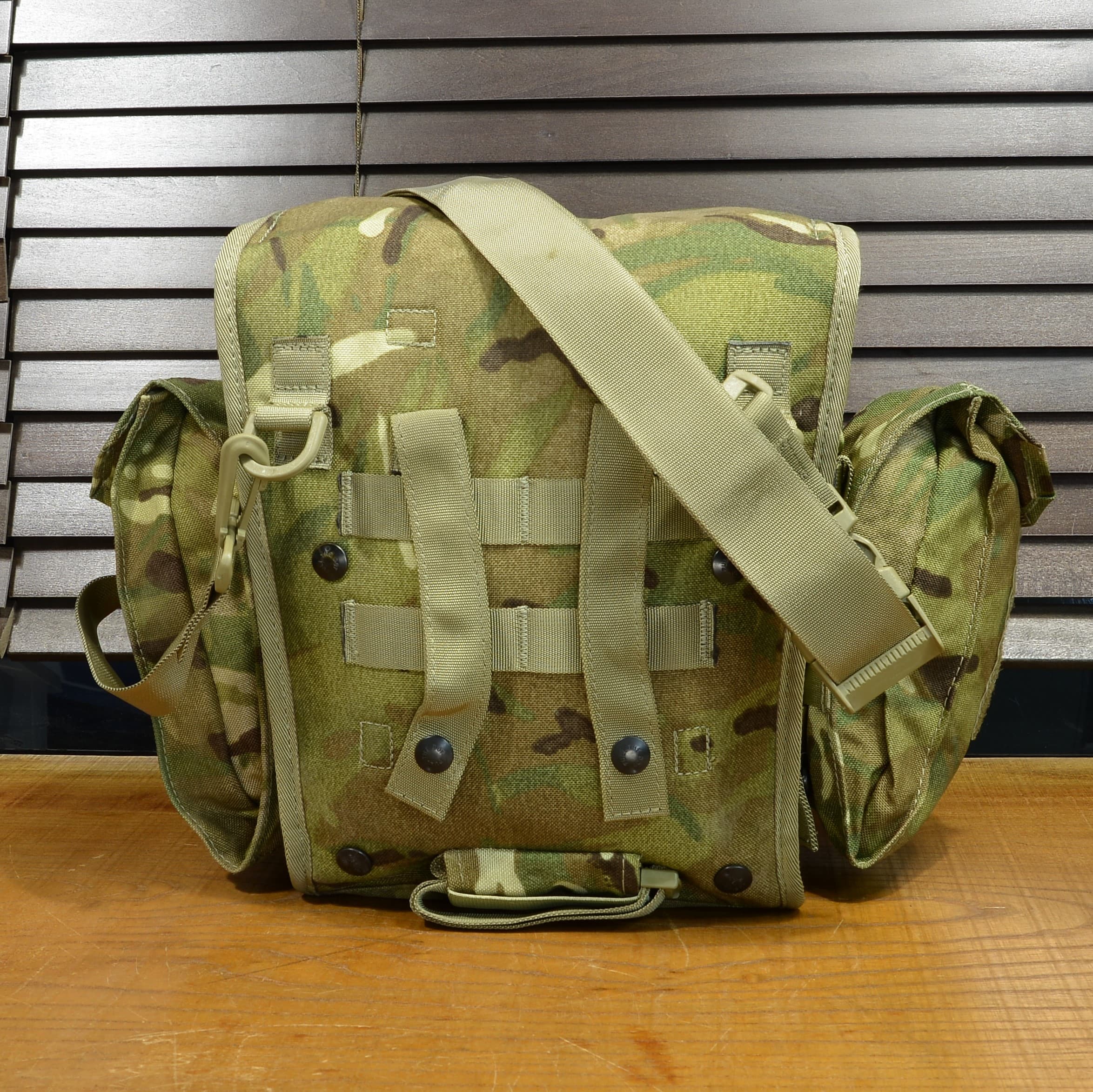 ミリタリーショップ レプマートのイギリス軍放出品 ガスマスクバッグ MTP迷彩 [ 良い ] 英軍 ガスマスクポーチ ミリタリー サバゲー 装備品 USED 防護面バッグ ミリタリーサープラス ミリタリーグッズ ガスマスクケース 防毒マスクバッグ 防毒マスクケース マスクキャリアバッグ マスク収納バッグ｜アングル3