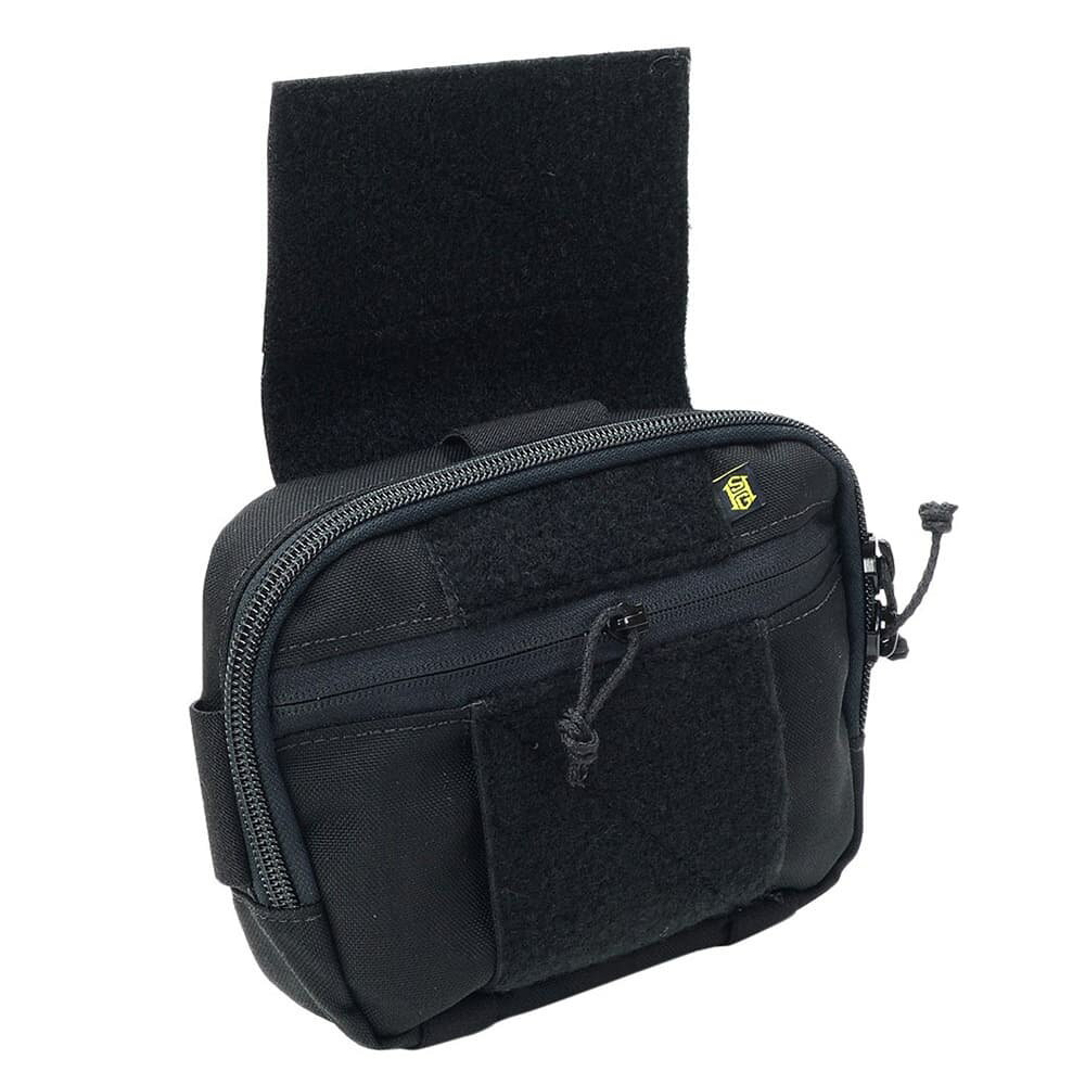 ハイスピードギア Utility Pouch 多用途設計ハンガーからウエストまで対応する高汎用タクティカル収納ミリタリー・法執行機関・タクティカルユースにおいて信頼され続けているHigh Speed Gear(ハイスピードギア)のドロップダウンポーチ 。あらゆる戦術に対応する多機能ギア収納ポーチ。プレートキャリアに装着するハンガースタイル、ベルト装着、ウエストパックとして使用でき、状況や任務内容に応じて柔軟な運用が行えます。内部両側にはベルクロループパネルを備えており、仕切りやオーガナイザーを追加することで自由度の高いカスタマイズが可能。マガジンなら最大3本まで収納でき、必要な装備を素早く展開できます。米国製ならではの高い縫製品質と耐久性を備えており、プロフェッショナルの装備にも応える信頼性の高いポーチです。※製品の仕様、外観はメーカーより予告なく変更されますので、気になる点や、詳細はメールで別途お問合わせください。PC・モニタの環境で色が実物と多少異なる場合があります。布製品などは個体差があり、寸法に誤差が多少ありますので、ご了承くださいませ。ドロップダウンポーチの詳細外寸（幅×厚×高）W21cm×D5cm×H15cm重量約250g他のバリエーションはこちら[ ウッドランド ][ コヨーテブラウン ][ ブラック ][ マルチカム ][ マルチカムブラック ](米)ハイスピードギア(HSGI)は、アメリカ国内で最高峰のタクティカル向けの装備を製造するブランドです。全ての製品はアメリカ国内で生産されており、実践の中でその満足度は実証済みです。ハイスピードギアの製品は、最高レベルの快適性、機能性、多用途性を実現するようにユーザーの声を製品に取り入れ、軍隊、法執行機関または責任ある武装した市民など、幅広いエンドユーザーの運用経験に基づいて設計されています。[ハイスピードギア/HSGI High Speed Gear]ハイスピードギアの商品一覧[2189][d00012111218900000000][2936][d00010919212021312936][00HSG] プレートキャリア用 プレキャリ 付属品 オプション 付帯品 交換部品 スペアパーツ ヒップバッグ ボディバッグ ウエストバッグ ウエストポーチ ウェストポーチ クロスボディバッグ レプマート repmart 激安通販 激安販売サバゲー装備 ＞ ミリタリーポーチ ＞ ウエストポーチサバゲー装備 ＞ サバゲーウェア ＞ ベスト・アーマー ＞ プレートキャリア ＞ プレキャリ用パーツ取り扱いブランド ＞ 《ハ》行 ＞ 《ハ》で始まるブランド ＞ ハイスピードギア新着アイテム ＞ 新着アイテム 2026年 ＞ 2月 新入荷[ハイスピードギア]【High Speed Gear ドロップダウンポーチ SPECIAL ミッションポーチ 12SMP0 [ ブラック ]】ミリタリー・法執行機関・タクティカルユースにおいて信頼され続けているHigh Speed Gear(ハイスピードギア)のドロップダウンポーチ 。あらゆる戦術に対応する多機能ギア収納ポーチ。プレートキャリアに装着するハンガースタイル、ベルト装着、ウエストパックとして使用でき、状況や任務内容に応じて柔軟な運用が行えます。内部両側にはベルクロループパネルを備えており、仕切りやオーガナイザーを追加することで自由度の高いカスタマイズが可能。マガジンなら最大3本まで収納でき、必要な装備を素早く展開できます。米国製ならではの高い縫製品質と耐久性を備えており、プロフェッショナルの装備にも応える信頼性の高いポーチです。サバゲー装備 ＞ ミリタリーポーチ ＞ ウエストポーチサバゲー装備 ＞ サバゲーウェア ＞ ベスト・アーマー ＞ プレートキャリア ＞ プレキャリ用パーツ取り扱いブランド ＞ 《ハ》行 ＞ 《ハ》で始まるブランド ＞ ハイスピードギア新着アイテム ＞ 新着アイテム 2026年 ＞ 2月 新入荷Warrior Assault Systems ドロップダウンポーチ W-LC-DDVUP レーザーカットSHELLBACK TACTICAL ドロップダウンポーチ FLAP SAC 2.0 プレキャリ用MAYFLOWER RC リアドロップダウンポーチ Jacket Stash PocketNOVRITSCH ドロップダウンポーチ Tactical Fanny Pack プレキャリ用 U31B&nbsp;