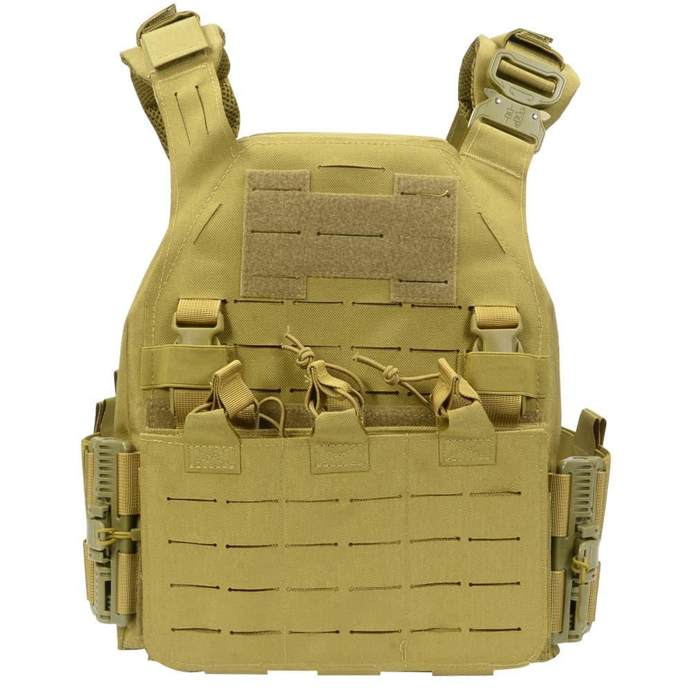 プレキャリ plate carrier アーマー全面にレーザーカットMOLLEを採用した軽量プレートキャリア丈夫で撥水性のある1000Dナイロン生地で作られたプレートキャリア。MOLLEは全てレーザーカットで作られており、非常に軽量かつ機能的なデザイン。ベルクロとバックルで固定されたマガジンポーチは簡単に取り換え可能。対応するプラカードを準備しておけば、使用するエアソフトガンやフィールドに合わせて素早く切り替えられます。伸縮式のゴムウェビングカマーバンドは、身体にプレートキャリアを密着させ動きやすく通気性も良いので、長時間の着用でもストレスが少ない。また、マガジンや無線機を収納できるポケットが左右3か所ずつ備わっており収納性も抜群。着脱に便利なクイックリリースバックルを左右側面と左肩に採用。側面バックルはコードを下に引っ張るだけで解除、装着は挿しこんで上にスライド。肩部は両脇のレバーを押し込めば解除、装着は挿しこむだけととても簡単。内側とショルダーバットには吸湿発散性を重視したメッシュパッドが取り付けられています。ダミープレートが付属するので、別途で適合プレートをご用意いただかなくてもすぐにゲームで使用OK。※製品の仕様、外観はメーカーより予告なく変更されますので、気になる点や、詳細はメールで別途お問合わせください。PC・モニタの環境で色が実物と多少異なる場合があります。布製品などは個体差があり、寸法に誤差が多少ありますので、ご了承くださいませ。プレートキャリアの装備品パネルサイズ(縦×横)約32×28cmカバーバンドサイズ(縦×横)約10×37cm対応ウエストサイズ(最小-最大)約90-110cm重量(ダミープレート含む)約1.3kg素材1000Dナイロン他のバリエーションはこちら[ オリーブドラブ ][ タン ][ ブラック ][ マルチカム ][2937][d00010919212021312937]防弾プレートキャリア 防弾チョッキ ボディーアーマー サバゲー タクティカルトレーニング タクトレ プレキャリ プレートキャリアー Plate Carrier ソフトアーマー ロードベアリング LBV コンバット アサルト 軍用 防弾 バリスティック サバゲー用 サバイバルゲーム ミルスペック レプマート repmart 激安通販 激安販売サバゲー装備 ＞ サバゲーウェア ＞ ベスト・アーマー ＞ プレートキャリア ＞ プレキャリ本体新着アイテム ＞ 新着アイテム 2023年 ＞ 9月 新入荷[プレキャリ]サバゲー装備 [サバゲーウェア/ベスト アーマー/プレートキャリア/プレキャリ本体]【プレートキャリア 1000Dナイロン製 レーザーカットMOLLE クイックリリースバックル搭載 [ タン ]】丈夫で撥水性のある1000Dナイロン生地で作られたプレートキャリア。MOLLEは全てレーザーカットで作られており、非常に軽量かつ機能的なデザイン。ベルクロとバックルで固定されたマガジンポーチは簡単に取り換え可能。対応するプラカードを準備しておけば、使用するエアソフトガンやフィールドに合わせて素早く切り替えられます。伸縮式のゴムウェビングカマーバンドは、身体にプレートキャリアを密着させ動きやすく通気性も良いので、長時間の着用でもストレスが少ない。また、マガジンや無線機を収納できるポケットが左右3か所ずつ備わっており収納性も抜群。着脱に便利なクイックリリースバックルを左右側面と左肩に採用。側面バックルはコードを下に引っ張るだけで解除、装着は挿しこんで上にスライド。肩部は両脇のレバーを押し込めば解除、装着は挿しこむだけととても簡単。内側とショルダーバットには吸湿発散性を重視したメッシュパッドが取り付けられています。ダミープレートが付属するので、別途で適合プレートをご用意いただかなくてもすぐにゲームで使用OK。サバゲー装備 ＞ サバゲーウェア ＞ ベスト・アーマー ＞ プレートキャリア ＞ プレキャリ本体新着アイテム ＞ 新着アイテム 2023年 ＞ 9月 新入荷RED ROCK OUTDOOR GEAR プレートキャリア MOLLE ブラック RED522BLKREPSGEAR プレートキャリア LV119 Overt オバート PTVT07REPSGEAR プレートキャリア FCSK 3.0EX クイックリリースカマーバンド PT-VT10REPSGEAR プレートキャリア SCARAB スカラベ PTVT08&nbsp;