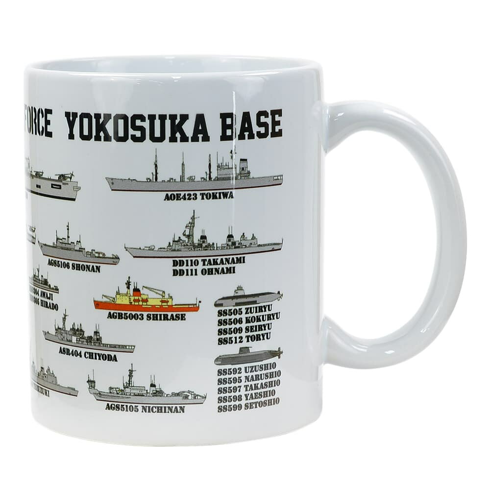 JMSDF マグ 陶器製横須賀所属艦艇を一覧で楽しめる特別マグカップ海上自衛隊横須賀基地所属の艦艇をデザインした、存在感あふれるマグカップです。護衛艦や掃海艦、潜水艦など、横須賀を拠点とするさまざまな艦艇が細かくプリントされており、艦船ファンやミリタリー好きの方にうれしい一品です。白地のシンプルなボディに艦艇デザインが映え、普段使いはもちろん、コレクションやインテリアとして飾るのもおすすめ。コーヒーやお茶の時間を、海上自衛隊の世界観とともに楽しめます。自衛隊グッズ好きの方へのプレゼントや、横須賀基地ファンの記念アイテムにもぴったりです。※製品の仕様、外観はメーカーより予告なく変更されますので、気になる点や、詳細はメールで別途お問合わせください。PC・モニタの環境で色が実物と多少異なる場合があります。布製品などは個体差があり、寸法に誤差が多少ありますので、ご了承くださいませ。マグカップの詳細※食器洗浄機、電子レンジのご使用はおやめください。サイズ約H95mm × Φ8mm重量約330g素材陶器内容量320ml自衛隊グッズは、防衛省や各駐屯地に関係する企業が製作・販売している公式関連商品です。イベント限定のノベルティや記念品として、自衛隊内の催しや基地イベントなどで販売され、多くのファンや関係者に親しまれています。[自衛隊グッズ/JSDF Goods]自衛隊グッズの商品一覧[2948][d01312871200429480000][00JSD] キャンティーンカップ マグカップ コップ カップ レジャー アウトドア キャンプ レプマート repmart 激安通販 激安販売狩猟・アウトドア ＞ アウトドア用品 ＞ テーブルウェア ＞ カップ、マグ取り扱いブランド ＞ 《サ》行 ＞ 《シ》で始まるブランド ＞ 自衛隊グッズ新着アイテム ＞ 新着アイテム 2026年 ＞ 5月 新入荷[JMSDF]狩猟 アウトドア [アウトドア用品/テーブルウェア/カップ、マグ]【自衛隊グッズ マグカップ 海上自衛隊 横須賀基地所属艦艇デザイン ZAS031】海上自衛隊横須賀基地所属の艦艇をデザインした、存在感あふれるマグカップです。護衛艦や掃海艦、潜水艦など、横須賀を拠点とするさまざまな艦艇が細かくプリントされており、艦船ファンやミリタリー好きの方にうれしい一品です。白地のシンプルなボディに艦艇デザインが映え、普段使いはもちろん、コレクションやインテリアとして飾るのもおすすめ。コーヒーやお茶の時間を、海上自衛隊の世界観とともに楽しめます。自衛隊グッズ好きの方へのプレゼントや、横須賀基地ファンの記念アイテムにもぴったりです。狩猟・アウトドア ＞ アウトドア用品 ＞ テーブルウェア ＞ カップ、マグ取り扱いブランド ＞ 《サ》行 ＞ 《シ》で始まるブランド ＞ 自衛隊グッズ新着アイテム ＞ 新着アイテム 2026年 ＞ 5月 新入荷Heckler&Koch マグカップ HKメーカーロゴ 949017MK2 手榴弾型 マグカップ ふた付タクティカルジョッキ M4A1 R.I.S型 キャリングハンドル&ピカティニーレール搭載 アルミ合金GLOCK マグカップ 公式グッズ GLK-FAN-AS00011 &nbsp;