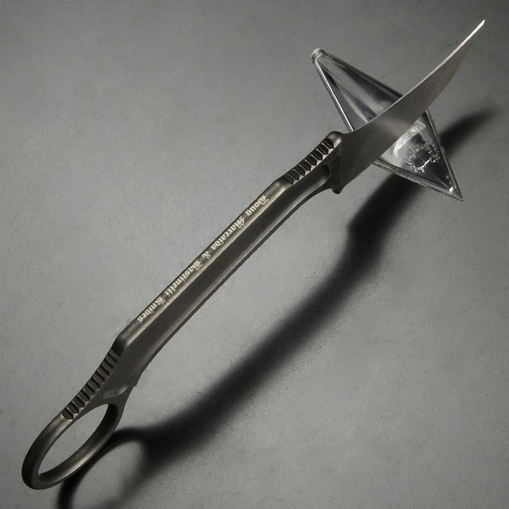 ミリタリーショップ レプマートのBastinelli Knives アウトドアナイフ Anomaly カランビット 上向き刃 BAS238 バスティネリ 一体構造 アノマリー 刃物 キャンプナイフ 渓流ナイフ 野外 キャンプ｜アングル3