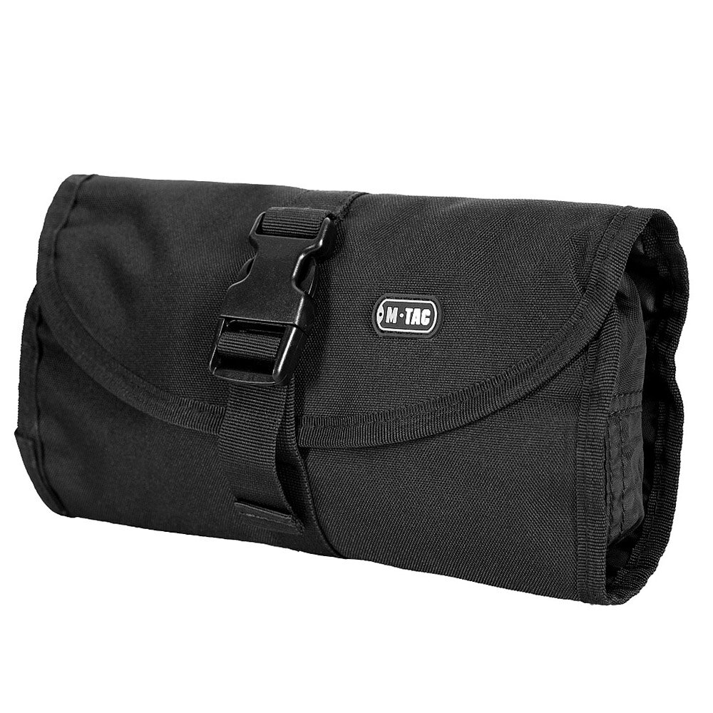 エムタック Travel Pouch 吊り下げ対応折りたためる多収納トラベルポーチ装備品や各種アクセサリーなど幅広い製品を展開する、ウクライナ発のタクティカルブランド、M-TAC（エムタック）。洗面用品や身の回りの小物をまとめて携帯できる、折りたたみ式のトラベルポーチです。本体には丈夫な600Dポリエステルを使用。内側にはPVCコーティングを施しているので、水分が染み込みにくく、耐摩耗性にも配慮された作りです。展開すると複数の収納部にアクセスでき、シェーバーや歯ブラシ、クリーム、シャンプーなどを種類ごとに収納可能。折りたたんでコンパクトにまとめられるので、場所を取りにくい仕様です。内部には着脱式のミラーを備え、フックを使って壁などに吊り下げて使用できます。旅行やキャンプなどで洗面用品を整理して携帯する際に便利です。※製品の仕様、外観はメーカーより予告なく変更されますので、気になる点や、詳細はメールで別途お問合わせください。PC・モニタの環境で色が実物と多少異なる場合があります。布製品などは個体差があり、寸法に誤差が多少ありますので、ご了承くださいませ。ポーチの詳細サイズ約W26cm × H16cm （折りたたみ時）約W26cm × H42cm （展開時）重量約230g素材600Dポリエステル他のバリエーションはこちら[ コヨーテ ][ ブラック ]M-TAC（エムタック）は、2014年にウクライナで誕生したミリタリー・タクティカルブランドです。 2005年創業のミリタリーショップで培った経験を生かし、実用性と機能性を重視した製品を展開。 タクティカルウェアをはじめ、バッグ、ポーチ、アウトドア用品など幅広く手掛けています。 製品によってコーデュラやポーラテックなどの機能素材を採用し、タクティカル用途から普段使いまで幅広く対応します。[M-TAC/エムタック MTAC MTC]M-TACの商品一覧[2185][d00012111218500000000][00MTA] レプマート repmart 激安通販 激安販売サバゲー装備 ＞ ミリタリーポーチ ＞ その他のポーチ取り扱いブランド ＞ 《ア》行 ＞ 《エ》で始まるブランド ＞ M-TAC新着アイテム ＞ 新着アイテム 2026年 ＞ 9月 新入荷[エムタック]サバゲー装備 [ミリタリーポーチ/その他のポーチ]【M-TAC トラベルポーチ Toiletry Kit 折りたたみ式 洗面用具収納 PVCコーティング 10062 [ ブラック ]】装備品や各種アクセサリーなど幅広い製品を展開する、ウクライナ発のタクティカルブランド、M-TAC（エムタック）。洗面用品や身の回りの小物をまとめて携帯できる、折りたたみ式のトラベルポーチです。本体には丈夫な600Dポリエステルを使用。内側にはPVCコーティングを施しているので、水分が染み込みにくく、耐摩耗性にも配慮された作りです。展開すると複数の収納部にアクセスでき、シェーバーや歯ブラシ、クリーム、シャンプーなどを種類ごとに収納可能。折りたたんでコンパクトにまとめられるので、場所を取りにくい仕様です。内部には着脱式のミラーを備え、フックを使って壁などに吊り下げて使用できます。旅行やキャンプなどで洗面用品を整理して携帯する際に便利です。サバゲー装備 ＞ ミリタリーポーチ ＞ その他のポーチ取り扱いブランド ＞ 《ア》行 ＞ 《エ》で始まるブランド ＞ M-TAC新着アイテム ＞ 新着アイテム 2026年 ＞ 9月 新入荷M-TAC トラベルポーチ Toiletry Bag 回転式フック 着脱式ミラー付き PVCコーティング 10127M-TAC トラベルポーチ Toiletry Bag エリート Gen.II 回転式フック 着脱式ミラー付き 10108Mcguire Gear トラベルポーチ Toiletry Bag マルチカム BG-460-OCPSnugpak トラベルポーチ パックボックス ナイロン&nbsp;
