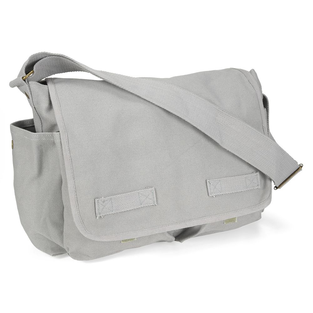 メッセンジャーバッグ ロスコ丈夫なキャンバス生地で作られたメッセンジャーバッグミリタリーブランドROTHCO製、メッセンジャーバッグです。アメリカの人気ドラマ 「24 TWENTY FOUR」で主人公のジャックバウアーが使用したショルダーバッグとして知られています。ヘビーウエイトキャンバス素材は生地の荒々しさとザラ付き感が落ち着いた風合いです、前面のフラップはベルクロで固定するので開け閉めが簡単、両サイドに500mlのペットボトルの収納にちょうど良いポケット、前面にポケットが2つとメインコンパートメントにジッパー付のポケットが配置されています。ミリタリー色のカーキ、オリーブドラブなどカラーバリエーションも豊富ですのでお好みの色をお選びいただけます。※製品の仕様、外観はメーカーより予告なく変更されますので、気になる点や、詳細はメールで別途お問合わせください。PC・モニタの環境で色が実物と多少異なる場合があります。布製品などは個体差があり、寸法に誤差が多少ありますので、ご了承くださいませ。メッセンジャーバッグの詳細幅約38cm高さ約28cm奥行約15cmショルダーストラップ長さ最少約70cm〜最大約130cm重さ約785g素材キャンバス布（帆布）他のバリエーションはこちら[ アースブラウン ][ オリーブドラブ ][ カーキ ][ グレー ][ ピンク ][ ブラック ][ ブルー ][ モカ ]ロスコは、アメリカ、ニューヨーク州でミントン・サムバーグにて1953年に設立されたミリタリーブランド。マンハッタンのイーストサイドに2500平方フィートのロフトとして始まった。ミリタリーアイテム、ウェアなど多数のラインナップをそろえ、ミルスペックの軍規格品なども生産し、軍関係への供給を行っている。[ロスコ/Rothco ロスコ メンズ]ロスコの商品一覧[2657][d00012112296026570000][000RO]かばん カジュアルバッグ カバン 鞄 ミリタリー 帆布 斜めがけバッグ メッセンジャーバック クーリエバッグ ショルダーバッグ ショルダーバック 肩掛けかばん 肩掛けカバン 肩かけかばん 肩かけカバン ポストマンバッグ 配達員バッグ レプマート repmart 激安通販 激安販売サバゲー装備 ＞ ミリタリーバッグ ＞ 肩掛けかばん ＞ メッセンジャーバッグ取り扱いブランド ＞ 《ラ》行 ＞ 《ロ》で始まるブランド ＞ ロスコ[メッセンジャーバッグ]サバゲー装備 [ミリタリーバッグ/肩掛けかばん/メッセンジャーバッグ]【Rothco メッセンジャーバッグ HW クラシック [ グレー ]】ミリタリーブランドROTHCO製、メッセンジャーバッグです。アメリカの人気ドラマ 「24 TWENTY FOUR」で主人公のジャックバウアーが使用したショルダーバッグとして知られています。ヘビーウエイトキャンバス素材は生地の荒々しさとザラ付き感が落ち着いた風合いです、前面のフラップはベルクロで固定するので開け閉めが簡単、両サイドに500mlのペットボトルの収納にちょうど良いポケット、前面にポケットが2つとメインコンパートメントにジッパー付のポケットが配置されています。ミリタリー色のカーキ、オリーブドラブなどカラーバリエーションも豊富ですのでお好みの色をお選びいただけます。サバゲー装備 ＞ ミリタリーバッグ ＞ 肩掛けかばん ＞ メッセンジャーバッグ取り扱いブランド ＞ 《ラ》行 ＞ 《ロ》で始まるブランド ＞ ロスコ&nbsp;