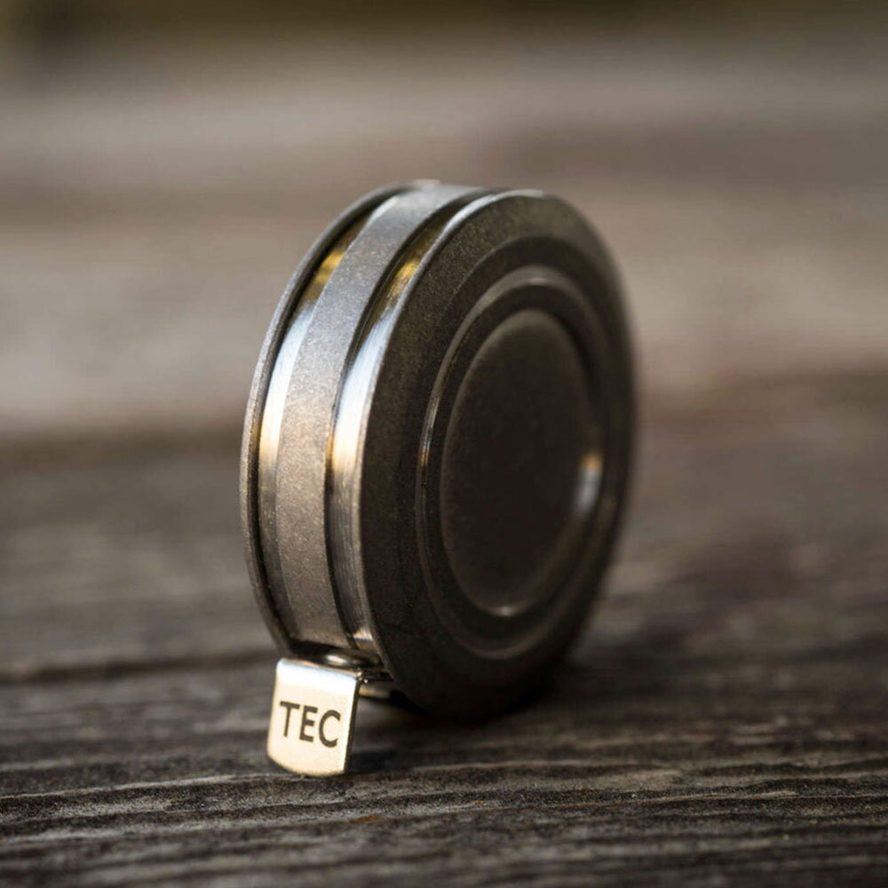 Rakuten - TEC Accessories メジャー Ti-Tape メートル/インチ表記 コンパクト TT-001-SW-SB 金属製キーホルダー キーリング TECアクセサリー 巻尺 チタン製 メタルキーホルダー メタルキーリング メタルキーチェーン メタル鍵ホルダー メタルキーケース メタルキーフォブ
