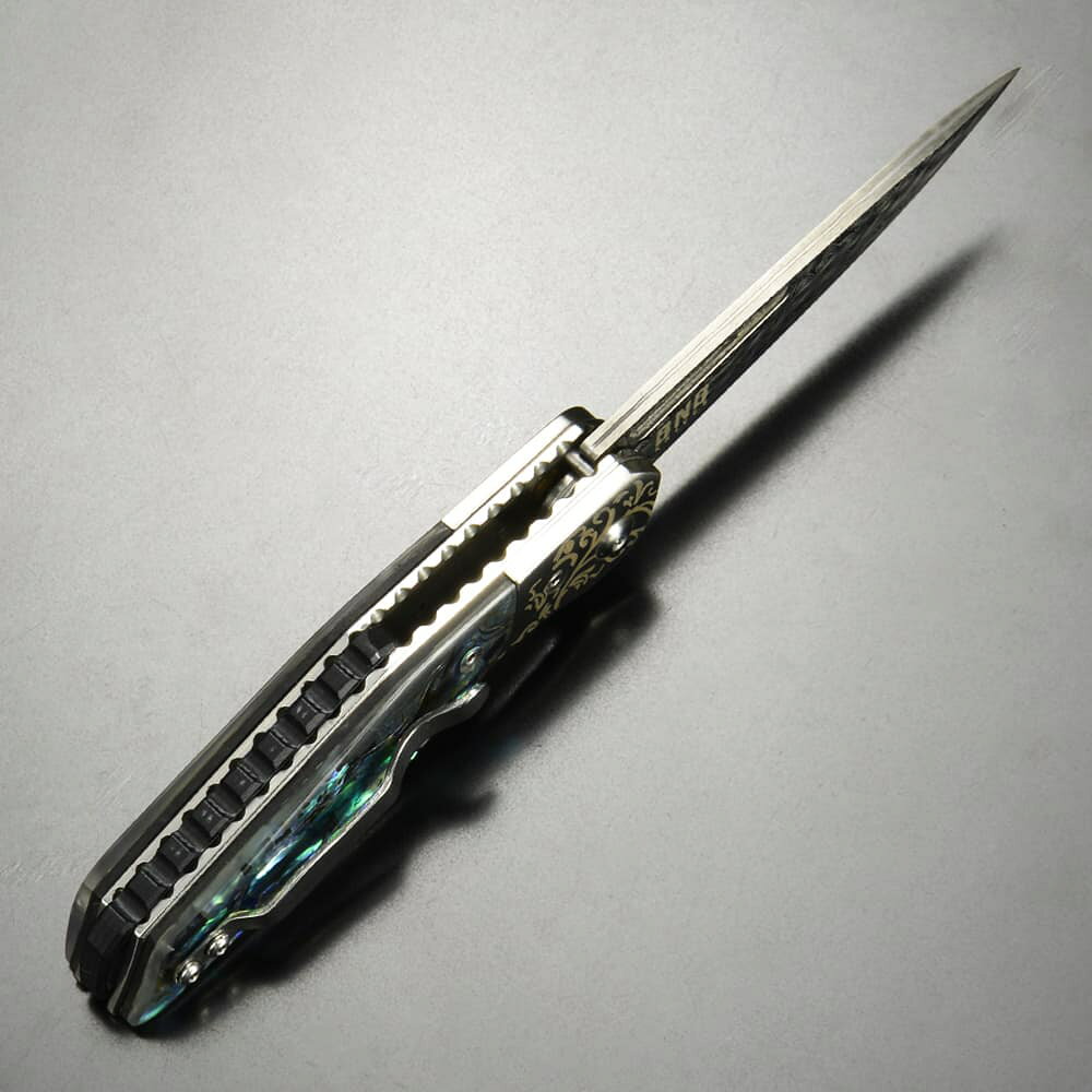 ミリタリーショップ レプマートのBNB KNIVES 折りたたみナイフ ABALONE FLIPPER ダマスカス BNB1991A アワビ 貝殻 damascus フォールディングナイフ 折り畳みナイフ 折り畳み式ナイフ 折りたたみ式ナイフ フォルダー 板ばねロック 折畳ナイフ 折畳みナイフ 折畳式ナイフ 折込ナイフ 折込みナイフ｜アングル3