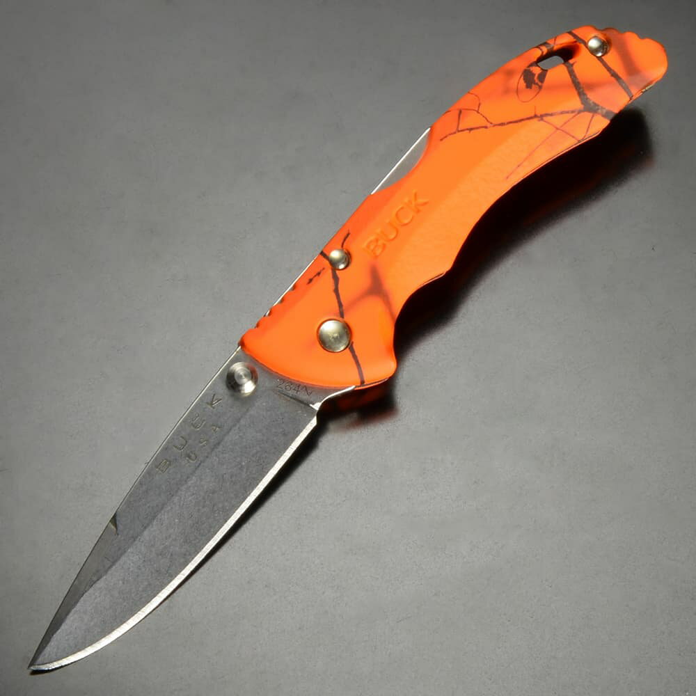 バックナイブズ フォールディングナイフ高品質で扱いやすいオールラウンドな折りたたみナイフ100年以上の歴史を持つアメリカの老舗ナイフメーカー「BUCK KNIVES」のフォールディングナイフ。「バンタム」シリーズの中でも小さく、持ち運びに便利なサイズが特徴。片手で簡単に開けられるサムスタッドを装備。また、ロックバック機構をエンド部分ではなく中腹部に搭載しており、スムーズに閉じられます。刃の形状は幅広い用途に使用できるドロップポイントで、鋼材には420HCステンレス鋼が使われています。再研磨などのお手入れも比較的簡単にでき、耐食性、耐摩耗性に優れた強度のあるブレードです。ハンドルはガラス強化テクスチャナイロン製。フィンガーグルーブが付いているため、小型のナイフながら握りやすいグリップ。オレンジのMossy Oak Blaze Camo(モッシーオーク ブレイズカモ)パターンの柄が入っており、落としても目立ちやすい配色。ストラップスロットを装備しており、ランヤード等を装備可能。※製品の仕様、外観はメーカーより予告なく変更されますので、気になる点や、詳細はメールで別途お問合わせください。PC・モニタの環境で色が実物と多少異なる場合があります。布製品などは個体差があり、寸法に誤差が多少ありますので、ご了承くださいませ。折りたたみナイフの詳細オープン時全長約16cmクローズ時全長約10cmブレード長さ約65mm刃厚約2mm重量約45gブレード材420HCステンレス鋼ハンドル材ガラス強化テクスチャナイロンBUCK バックナイヴズは、1902年にカンザス鍛冶屋の見習いだったホイト・バックにより創業しました。原料として使い古したファイルブレードを使用して、ホイトは、ナイフを作りました。彼の制作したナイフは、第二次世界大戦中に高く評価されることになりました。1964年、息子のアル・バックは、Model110フォールディングハンターを発表、バックナイヴズ社の設計した信頼性の高いロックブレードは、ナイフ産業に変革をもたらし、卓越した技術を持つナイフブランドとしての地位を確立しました。[バックナイブズ/BUCK knives バックナイフ]バックナイブズの商品一覧[391][d01310296038703910000][000BU]折り畳みナイフ フォールディングナイフ 折畳ナイフ 折畳みナイフ 折畳式ナイフ 折り畳み式ナイフ 折りたたみ式ナイフ 折込ナイフ 折込みナイフ フォルダー レプマート repmart れぷまーと 激安通販 激安販売狩猟・アウトドア ＞ ナイフ ＞ 折りたたみナイフ ＞ ロックバック式取り扱いブランド ＞ 《ハ》行 ＞ 《ハ》で始まるブランド ＞ バックナイブズ[バックナイブズ]狩猟・アウトドア [ナイフ/折りたたみナイフ/ロックバック式]【BUCK 折りたたみナイフ バンタム BBW ロックバック 0284CMS9-B】100年以上の歴史を持つアメリカの老舗ナイフメーカー「BUCK KNIVES」のフォールディングナイフ。「バンタム」シリーズの中でも小さく、持ち運びに便利なサイズが特徴。片手で簡単に開けられるサムスタッドを装備。また、ロックバック機構をエンド部分ではなく中腹部に搭載しており、スムーズに閉じられます。刃の形状は幅広い用途に使用できるドロップポイントで、鋼材には420HCステンレス鋼が使われています。再研磨などのお手入れも比較的簡単にでき、耐食性、耐摩耗性に優れた強度のあるブレードです。ハンドルはガラス強化テクスチャナイロン製。フィンガーグルーブが付いているため、小型のナイフながら握りやすいグリップ。オレンジのMossy Oak Blaze Camo(モッシーオーク ブレイズカモ)パターンの柄が入っており、落としても目立ちやすい配色。ストラップスロットを装備しており、ランヤード等を装備可能。狩猟・アウトドア ＞ ナイフ ＞ 折りたたみナイフ ＞ ロックバック式取り扱いブランド ＞ 《ハ》行 ＞ 《ハ》で始まるブランド ＞ バックナイブズBUCK 折りたたみナイフ 285 Bantam BLW 420HC ストーンウォッシュ 0285BUCK 折りたたみナイフ 286 バンタム BHW 0286BKS-BBUCK 折りたたみナイフ Pursuit Pro パシュート・プロ 直刃 ロックバック式 シース付属 スモール 0661ORS-BBUCK 折りたたみナイフ Pursuit Pro パシュート・プロ 直刃 ガットフック付き ロックバック式 シース付属 ラージ 0661ORS-B&nbsp;