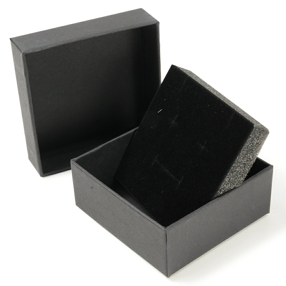 プレゼントボックス 化粧箱 無地様々な種類のアクセサリーに対応したギフトボックス丈夫な厚紙を使用して作られたスポンジ付きのラッピングボックスです。主に指輪、ネックレス、ピアスといったアクセサリー類を収納することができます。箱の中には緩衝用のスポンジが敷かれており、ネックレス1個、指輪1個、ピアス2個をそれぞれ固定するためのスリット加工が施されています。贈答の際は、リボンやシールを使って自由にデコレーションできるのも魅力のひとつ。大切な人のために、気持ちの伝わるギフトボックスを手作りしてみませんか？※製造ロットによってスポンジの切り込み位置が変更される場合がございます。※スポンジにはハサミやカッターナイフなどでお好きな位置に切れ込みを入れることができます。※製品の仕様、外観はメーカーより予告なく変更されますので、気になる点や、詳細はメールで別途お問合わせください。PC・モニタの環境で色が実物と多少異なる場合があります。布製品などは個体差があり、寸法に誤差が多少ありますので、ご了承くださいませ。ギフトボックスの詳細こちらは「ギフトボックス 貼り箱 8×8×3.5cm アクセサリーケース [ ブラック / 1個 ]」のご購入ページです。※画像のネックレス、指輪、ピアスは別売りとなります。サイズ（縦×横×高さ）約8×8×3.5cm素材厚紙、化粧紙他のバリエーションはこちら[ ブラウン / 10個セット ][ ブラウン / 50個セット ][ ブラウン / 100個セット ][ ブラウン / 1個 ][ ブラック / 100個セット ][ ブラック / 10個セット ][ ブラック / 50個セット ][ ブラック / 1個 ][2971][d01362875296929710000] プレゼントボックス ジュエリーBOX 厚紙 スポンジ付き ラッピング パッケージ 無地 収納 1個 ブラック軍モノ・輸入雑貨 ＞ 店舗用品 ＞ 包装用品 ＞ ギフトボックス[プレゼントボックス]軍モノ・輸入雑貨 [店舗用品/包装用品/ギフトボックス]こちらは「ギフトボックス 貼り箱 8×8×3.5cm アクセサリーケース [ ブラック / 1個 ]」のご購入ページです。【ギフトボックス 貼り箱 8×8×3.5cm アクセサリーケース [ ブラック / 1個 ]】丈夫な厚紙を使用して作られたスポンジ付きのラッピングボックスです。主に指輪、ネックレス、ピアスといったアクセサリー類を収納することができます。箱の中には緩衝用のスポンジが敷かれており、ネックレス1個、指輪1個、ピアス2個をそれぞれ固定するためのスリット加工が施されています。贈答の際は、リボンやシールを使って自由にデコレーションできるのも魅力のひとつ。大切な人のために、気持ちの伝わるギフトボックスを手作りしてみませんか？※製造ロットによってスポンジの切り込み位置が変更される場合がございます。※スポンジにはハサミやカッターナイフなどでお好きな位置に切れ込みを入れることができます。軍モノ・輸入雑貨 ＞ 店舗用品 ＞ 包装用品 ＞ ギフトボックスレプマートオリジナル ギフトボックス プレゼント用&nbsp;