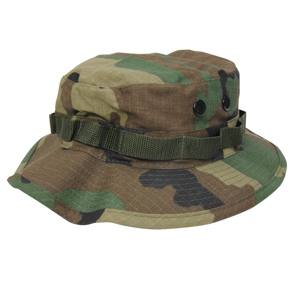 ロスコ ジャングルハット 帽子綿100％のリップストップ生地を使用した軍仕様のハットアメリカを代表するミリタリー・アウトドアブランド「ROTHCO(ロスコ)」社のブーニーハット(ジャングルハット)です。ブーニーハットとは軍用帽子のひとつで、日差しを避けるツバの広い形状が特徴。通気口が開けられているので湿気を逃がす構造になっています。また、側面に搭載されたウェビングには草・小枝などを挿し入れることでカモフラージュ効果もアップ。素材はコットン100％で生地が裂けにくいリップストップ仕様。使わない時は帽子を丸めて顎紐を巻きつければコンパクトに収納できます。※製品の仕様、外観はメーカーより予告なく変更されますので、気になる点や、詳細はメールで別途お問合わせください。PC・モニタの環境で色が実物と多少異なる場合があります。布製品などは個体差があり、寸法に誤差が多少ありますので、ご了承くださいませ。帽子の詳細こちらは「Rothco ブーニーハット 迷彩 コットン100% リップストップ [ ウッドランドカモ / XLサイズ ]」のご購入ページです。素材:コットン100％LサイズXLサイズ頭囲(内寸)約60cm約62cm表記サイズ7-1/2 7-3/4他のバリエーションはこちら[ ウッドランドカモ / Lサイズ ][ ウッドランドカモ / XLサイズ ]ロスコは、アメリカ、ニューヨーク州でミントン・サムバーグにて1953年に設立されたミリタリーブランド。マンハッタンのイーストサイドに2500平方フィートのロフトとして始まった。ミリタリーアイテム、ウェアなど多数のラインナップをそろえ、ミルスペックの軍規格品なども生産し、軍関係への供給を行っている。[ロスコ/Rothco/メンズ]ロスコの商品一覧[1235][d00010921122812350000][000RO] ロスコ ジャングルハット 帽子 アウトドア カモフラージュ カモ柄 ブッシュハット サファリハット 迷彩ハット メンズサバゲー装備 ＞ ヘッドウェア ＞ 帽子 ＞ ブーニーハット取り扱いブランド ＞ 《ラ》行 ＞ 《ロ》で始まるブランド ＞ ロスコ[ロスコ]サバゲー装備 [ヘッドウェア/帽子/ブーニーハット]こちらは「Rothco ブーニーハット 迷彩 コットン100% リップストップ [ ウッドランドカモ / XLサイズ ]」のご購入ページです。【Rothco ブーニーハット 迷彩 コットン100% リップストップ [ ウッドランドカモ / XLサイズ ]】アメリカを代表するミリタリー・アウトドアブランド「ROTHCO(ロスコ)」社のブーニーハット(ジャングルハット)です。ブーニーハットとは軍用帽子のひとつで、日差しを避けるツバの広い形状が特徴。通気口が開けられているので湿気を逃がす構造になっています。また、側面に搭載されたウェビングには草・小枝などを挿し入れることでカモフラージュ効果もアップ。素材はコットン100％で生地が裂けにくいリップストップ仕様。使わない時は帽子を丸めて顎紐を巻きつければコンパクトに収納できます。サバゲー装備 ＞ ヘッドウェア ＞ 帽子 ＞ ブーニーハット取り扱いブランド ＞ 《ラ》行 ＞ 《ロ》で始まるブランド ＞ ロスコRothco ブーニーハット 迷彩 コットン ポリエステルRothco ブーニーハット 5892 マルチカムRothco 防寒帽子 フライヤーズハット&nbsp;