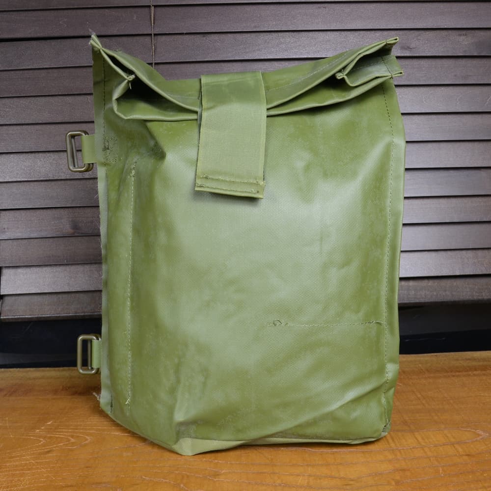 デンマーク軍放出品 ガスマスクポーチ M69 ODグリーン 防水 military ガスマスクバッグ ナイロン ビンテージ ミリタリー サバゲー 装備品 軍物 軍払い下げ品 防護面バッグ ミリタリーサープラス ミリタリーグッズ