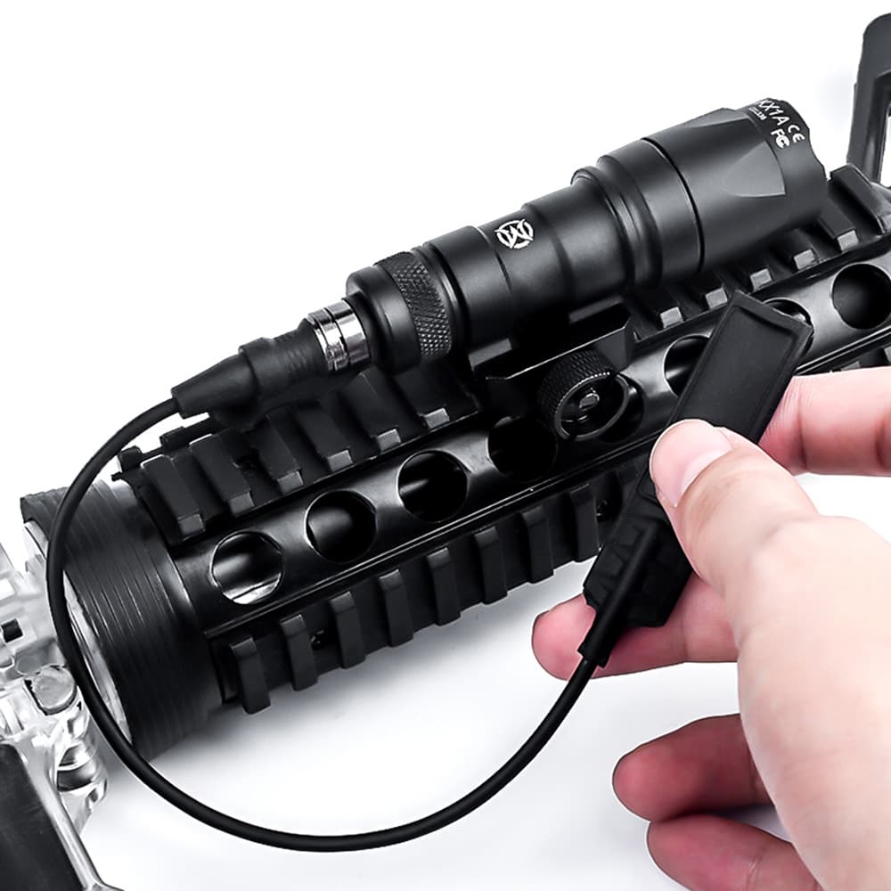 ミリタリーショップ レプマートのWADSN ウエポンライト M300A リモートスイッチ付属 WEX191 [ ブラック ] ワドスン スカウトライト タクティカルライト ウェポンライト ピストルライト けん銃用ライト ハンドガンライト ガンライト ライフルライト 銃用ライト 軍用ライト サバゲー用ライト｜アングル2