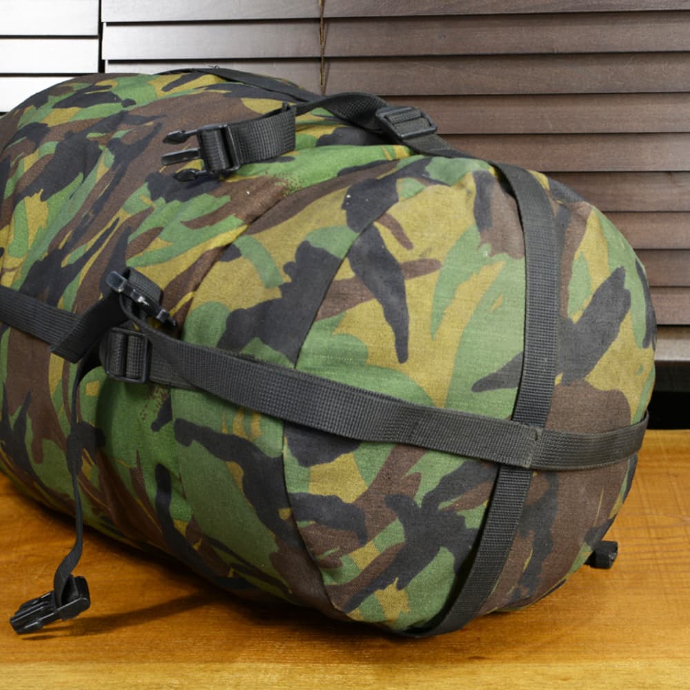 オランダ軍放出品 コンプレッションバッグ 寝袋収納用 ナイロン製 迷彩 [ 可 ] オランダ陸軍 コンプレッションサック 圧縮袋 スリーピングバッグ収納 シュラフ収納 払い下げ品 ミリタリーサープラス ミリタリーグッズ ダッフルバッグ 雑嚢 ジムバッグ スポーツバッグ 蘭軍 2