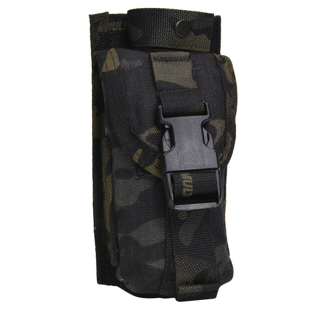 HSGI メディカルポーチ IFAK個人用医療キットをコンパクトに収納、迅速に使用可能なポーチハイスピードギア社(High Speed Gear)の個人用の救急用品が収納できるブリーダー ブロウアウトポーチ(BleederBlowout Pouch )です。Dリングを引っ張るだけで中身が飛び出すように持ち上がる「2インチQUICK-PULLストラップ」が付けられた構造で、緊急時は瞬時に取り出すことが可能なうえ、奥まで手が届かない際や、絆創膏といった小さなアイテムの取り出し補助も行ってくれます。MOLLEパネルとポーチのあいだの収納スペースは、医療用のハサミを収納することができ、不意に飛び出ないようスナップボタン付きのストラップで固定しておくことが可能です。また、両サイドのMOLLE対応のPALSウェビングに、止血帯ポーチなども追加できます。フラップはバックルとベルクロの2重構造で、ベルクロをはがす音が気になる場合は、ベルクロカバーを重ねる事でバックルのみでの使用も可能です。背面のMOLLEパネルに対応した、5インチのHSGクリップが2本付属しており、別途用意せず、バッグやプレートキャリアに取り付けられます。※製品の仕様、外観はメーカーより予告なく変更されますので、気になる点や、詳細はメールで別途お問合わせください。PC・モニタの環境で色が実物と多少異なる場合があります。布製品などは個体差があり、寸法に誤差が多少ありますので、ご了承くださいませ。メディックポーチの詳細縦×横×幅約18.5×8.5×5cm付属品5インチクリップ×2本他のバリエーションはこちら[ LEブルー ][ ウッドランドカモ ][ オリーブドラブ ][ コヨーテブラウン ][ ブラック ][ マルチカム ][ マルチカムブラック ](米)ハイスピードギア(HSGI)は、アメリカ国内で最高峰のタクティカル向けの装備を製造するブランドです。全ての製品はアメリカ国内で生産されており、実践の中でその満足度は実証済みです。ハイスピードギアの製品は、最高レベルの快適性、機能性、多用途性を実現するようにユーザーの声を製品に取り入れ、軍隊、法執行機関または責任ある武装した市民など、幅広いエンドユーザーの運用経験に基づいて設計されています。[ハイスピードギア/HSGI High Speed Gear]ハイスピードギアの商品一覧[2193][d00012111219300000000][00HSG]ハイスピードギア IFAK 医療用ポーチ 個人衛生ポーチ MEDIC POUCH ミリタリーポーチ 軍用ポーチ メディカルポーチ 救急ポーチ 応急処置ポーチ ファーストエイドポーチ EMTポーチ EMSポーチ 救急ポーチ 救急用ポーチ 救急キットポーチ 衛生兵ポーチ 救急用品ポーチ レプマート repmart 激安通販 激安販売サバゲー装備 ＞ ミリタリーポーチ ＞ メディックポーチ取り扱いブランド ＞ 《ハ》行 ＞ 《ハ》で始まるブランド ＞ ハイスピードギア[HSGI]サバゲー装備 [ミリタリーポーチ/メディックポーチ]【High Speed Gear メディックポーチ MOLLE対応 12BP00 [ マルチカムブラック ]】ハイスピードギア社(High Speed Gear)の個人用の救急用品が収納できるブリーダー ブロウアウトポーチ(BleederBlowout Pouch )です。Dリングを引っ張るだけで中身が飛び出すように持ち上がる「2インチQUICK-PULLストラップ」が付けられた構造で、緊急時は瞬時に取り出すことが可能なうえ、奥まで手が届かない際や、絆創膏といった小さなアイテムの取り出し補助も行ってくれます。MOLLEパネルとポーチのあいだの収納スペースは、医療用のハサミを収納することができ、不意に飛び出ないようスナップボタン付きのストラップで固定しておくことが可能です。また、両サイドのMOLLE対応のPALSウェビングに、止血帯ポーチなども追加できます。フラップはバックルとベルクロの2重構造で、ベルクロをはがす音が気になる場合は、ベルクロカバーを重ねる事でバックルのみでの使用も可能です。背面のMOLLEパネルに対応した、5インチのHSGクリップが2本付属しており、別途用意せず、バッグやプレートキャリアに取り付けられます。サバゲー装備 ＞ ミリタリーポーチ ＞ メディックポーチ取り扱いブランド ＞ 《ハ》行 ＞ 《ハ》で始まるブランド ＞ ハイスピードギア&nbsp;