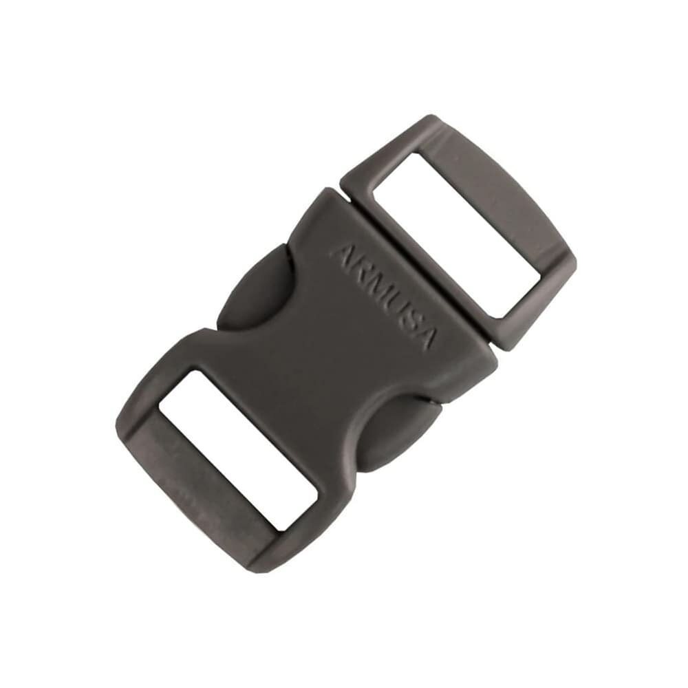 アトウッドロープ 樹脂 バックルパラコードブレスレットなどに取り付けられる小型バックル米国老舗ロープメーカーATWOOD ROPE(アトウッドロープ)社製のサイドリリースバックル。ワンプッシュで簡単にセット＆リリースできるバックル、 両側のボタンを均等にプッシュした時にリリース。幅3/8インチ(約1cm)まで対応しており、カバンのウェビングやパラコードブレスレットに取り付けて使用します。※製品の仕様、外観はメーカーより予告なく変更されますので、気になる点や、詳細はメールで別途お問合わせください。PC・モニタの環境で色が実物と多少異なる場合があります。布製品などは個体差があり、寸法に誤差が多少ありますので、ご了承くださいませ。バックルの詳細全長約30mm幅約15mm適応ベルト幅3/8インチ(約1cm)重量約2g他のバリエーションはこちら[ イエロー ][ オリーブグリーン ][ オレンジ ][ グリーン ][ グレー ][ パープル ][ ブラック ][ ブルー ][ ホットピンク ][ レッド ][ 蓄光 ]1985年以降顧客のニーズと要求を満たすために新しい製品や技術の開発を続け、幅広い能力を備えたロープ専門の製造販売を行っているメーカーです。最新の技術や製造装置等を使用し、将来に向けてより使いやすいロープとコードの開発をし続けいています。[アトウッドロープ/Atwood Rope ARM]アトウッドロープの商品一覧[2594][d01361423294425542594][00AWR]アトウッド アトウッドロープ サイドリリースバックル 通販 販売 スナップバックル クイックリリースバックル アジャスターバックル 差し込みバックル ワンタッチバックル 連結具 留め具 プラスチック製 パラコード用 パラシュートコード用 パラコードクラフト用 パラコード手芸用 手芸 ハンドメイド パーツ 部品 レプマート repmart 激安通販 激安販売軍モノ・輸入雑貨 ＞ クラフト材料 ＞ パラコード資材 ＞ 樹脂パーツ ＞ サイドリリースバックル取り扱いブランド ＞ 《ア》行 ＞ 《ア》で始まるブランド ＞ アトウッドロープ新着アイテム ＞ 新着アイテム 2025年 ＞ 8月 新入荷[アトウッドロープ]軍モノ 輸入雑貨 [クラフト材料/パラコード資材/樹脂パーツ/サイドリリースバックル]【ATWOOD ROPE サイドリリースバックル 3/8インチ PB01 [ グレー ]】米国老舗ロープメーカーATWOOD ROPE(アトウッドロープ)社製のサイドリリースバックル。ワンプッシュで簡単にセット＆リリースできるバックル、 両側のボタンを均等にプッシュした時にリリース。幅3/8インチ(約1cm)まで対応しており、カバンのウェビングやパラコードブレスレットに取り付けて使用します。軍モノ・輸入雑貨 ＞ クラフト材料 ＞ パラコード資材 ＞ 樹脂パーツ ＞ サイドリリースバックル取り扱いブランド ＞ 《ア》行 ＞ 《ア》で始まるブランド ＞ アトウッドロープ新着アイテム ＞ 新着アイテム 2025年 ＞ 8月 新入荷サイドリリースバックル 交換用 30×15mmサイドリリースバックル 交換用 30×15mm 赤系ホイッスルバックル 45×20mmサイドリリースバックル コンパス ファイヤースターター付き ブラック 交換用希望の方は、注文時に必ず、「メール便」を選択してください。このバナーのある商品は、注文時選択した場合のみ、送料250円(税込)で発送可能※マーク無し商品と同梱の場合770円(税込)※保証無しのメール便、または定形外郵便で発送（発送方法は選べません）支払い方法に代金引換はお選びいただけません。入金確認後、1週間以内の発送となります。「配達指定日」の対応できません。→→→詳しくはこちらを必ずご確認ください。&nbsp;