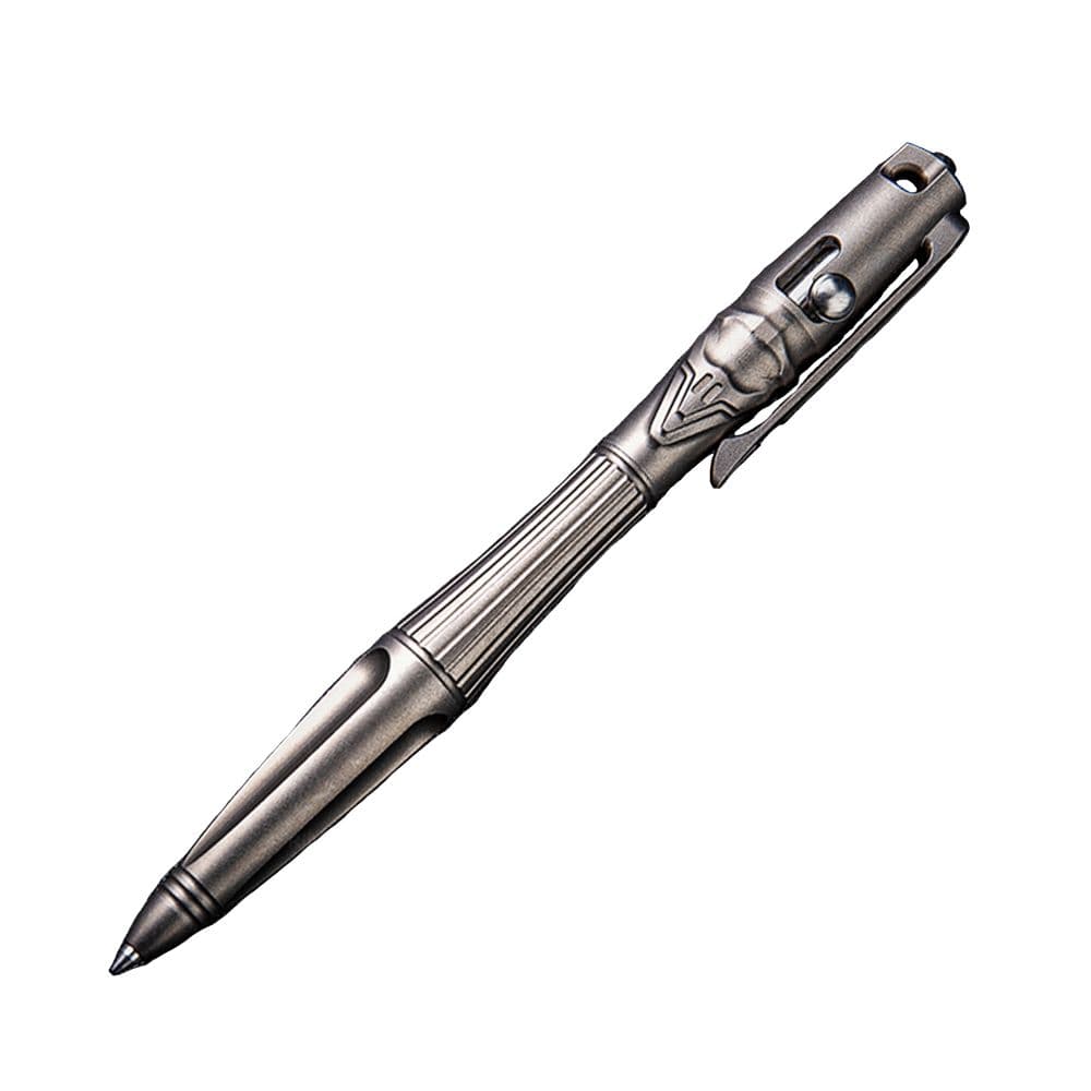 ライクナイフ Tactical Pen チタン合金ミリタリーデザインが映える高耐久チタンペン自社設計と精密加工による高品質な製造を追求している、中国発祥のナイフおよびギアブランド、Rike Knife。堅牢なチタン素材を採用したタクティカルペン。ミリタリー要素を取り入れたデザインで、タフな使用環境にも対応しつつ、日常使いにも自然に溶け込むスタイリッシュな外観に仕上げられています。本体素材には6AL4Vチタン合金を使用し、軽量性と高い耐久性を両立。約14cmの程よいサイズ感で、長時間携行しても負担になりにくい設計。実用性と質感の高さを兼ね備え、日常の携行品としても所有欲を満たす一本です。※製品の仕様、外観はメーカーより予告なく変更されますので、気になる点や、詳細はメールで別途お問合わせください。PC・モニタの環境で色が実物と多少異なる場合があります。布製品などは個体差があり、寸法に誤差が多少ありますので、ご了承くださいませ。タクティカルペンの詳細 全長約14cm重量約40gインク色ブラック材質6AL4Vチタン(中)Rike Knife(ライクナイフ)は中国発のナイフブランドです。創業者のRichard Wuの名の頭二文字をとって「Rike」と名付けられ、自社のデザインチームと自社工場を核にオリジナル設計と高品質な製造を追求しています。自社設計×高素材(粉末鋼とチタン)×精密加工を武器に、世界市場に向けたハイエンド折りたたみナイフを提案するブランドです。[ライクナイフ/Rike Knife]ライクナイフの商品一覧[1273][d01360523210912730000][00RIK] タクティカル ボールペン 護身用ペン サバイバルペン ミリタリーペン 防犯ペン 護身ペン セルフディフェンスペン ペン型護身具 高耐久 丈夫 高強度 筆記用具 筆具 文房具 文具雑貨 オフィス用品 事務用品 レプマート repmart 激安通販 激安販売軍モノ・輸入雑貨 ＞ ステーショナリー ＞ 筆記具 ＞ タクティカルペン取り扱いブランド ＞ 《ラ》行 ＞ 《ラ》で始まるブランド ＞ ライクナイフ新着アイテム ＞ 新着アイテム 2026年 ＞ 2月 新入荷[ライクナイフ]軍モノ 輸入雑貨 [ステーショナリー/筆記具/タクティカルペン]【Rike Knife タクティカルペン RK-TR02-DG チタン】自社設計と精密加工による高品質な製造を追求している、中国発祥のナイフおよびギアブランド、Rike Knife。堅牢なチタン素材を採用したタクティカルペン。ミリタリー要素を取り入れたデザインで、タフな使用環境にも対応しつつ、日常使いにも自然に溶け込むスタイリッシュな外観に仕上げられています。本体素材には6AL4Vチタン合金を使用し、軽量性と高い耐久性を両立。約14cmの程よいサイズ感で、長時間携行しても負担になりにくい設計。実用性と質感の高さを兼ね備え、日常の携行品としても所有欲を満たす一本です。軍モノ・輸入雑貨 ＞ ステーショナリー ＞ 筆記具 ＞ タクティカルペン取り扱いブランド ＞ 《ラ》行 ＞ 《ラ》で始まるブランド ＞ ライクナイフ新着アイテム ＞ 新着アイテム 2026年 ＞ 2月 新入荷NITECORE タクティカルペン NTP21 アルミニウム合金SCHRADE タクティカルペン 4 笛付き ブラックタクティカルペン 多機能ツール 携帯用キーリング付 スライドラッチロック式 Stedemon チタン製 タクティカルペン EDC セラミックボール付&nbsp;