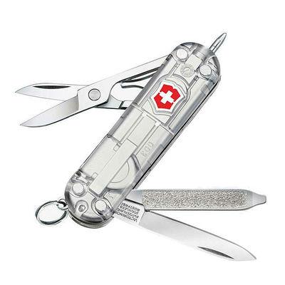 アーミーナイフ ビクトリノックス「VICTORINOX アーミーナイフ シグネチャーライトWL」折りたたんだ状態で58mmのシンプルなミニツール。コンパクトなボディに7種のツールを搭載し、常時携帯しても苦にならない大きさで不意の事態に役に立ってくれます。ボディのビクトリノックスのマークがスイッチとなり白LEDが点灯。キーリングが装備されているので、キーホルダーとしても使用でき持ち運びに便利です。アーミーナイフの詳細カラー クリアブルーサイズ[閉時長さ] 約58mm重量 約23gブレード材 ステンレスハンドル材 プラスチック付属品 保証書●ブレード●マイナスドライバー●ハサミ●爪やすり●ボールペン●キーリング●白LEDライト【VICTORINOX アーミーナイフ シグネチャーライトWL [ シルバーテック ]】折りたたんだ状態で58mmのシンプルなミニツール。コンパクトなボディに7種のツールを搭載し、常時携帯しても苦にならない大きさで不意の事態に役に立ってくれます。ボディのビクトリノックスのマークがスイッチとなり白LEDが点灯。キーリングが装備されているので、キーホルダーとしても使用でき持ち運びに便利です。&nbsp;