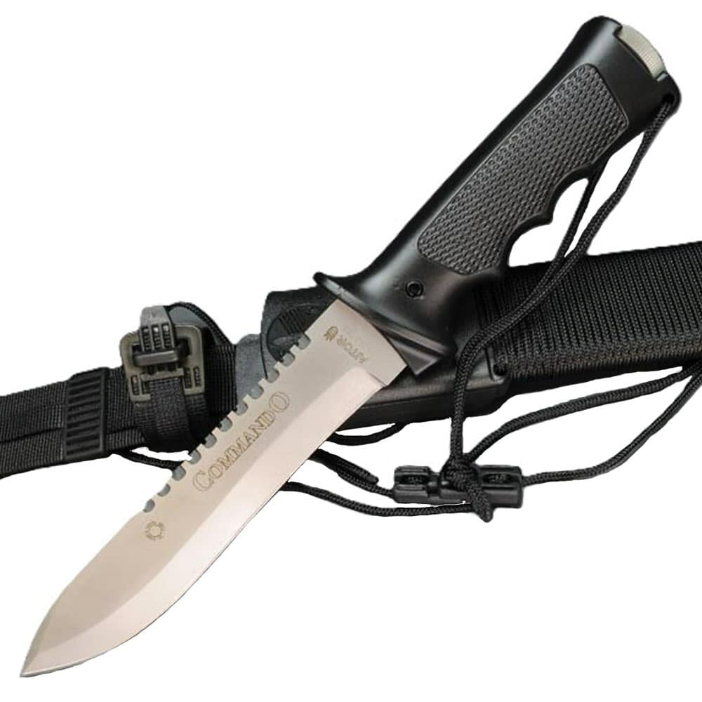 アイトール Knife サバイバル用頑丈なブレードで野外活動を支える信頼の一本スペインの名門ブランドAITORが手掛けるアウトドアナイフ「6020 コマンドー」は、実用性と耐久性を兼ね備えた信頼のモデル。 グレーがかったステンレス鋼のブレードは、錆びにくく丈夫で、木材の加工やロープの切断など幅広いアウトドアシーンで活躍。ブレードの片面には「COMMANDO」の文字とAITORのロゴが刻まれ、存在感を放ちます。 人間工学に基づいて設計されたハンドルは握りやすく、端のネジを緩めると内部にはコンパスや絆創膏などを収納できるサバイバルキットを搭載。緊急時にも役立つ工夫が施されています。 専用シースはベルト幅約8cmまで対応し、携帯に便利。シースに巻かれたコードの内部には砥石が隠されており、必要に応じて取り出して刃を研ぐことが可能。さらに、コードを解けばシースを自由な位置に固定するなど、多用途に使えます。 握りやすいグリップと実用的なシースを備えた「6020 コマンドー」は、長時間の作業にも対応し、アウトドアやサバイバルで信頼できる一本。※製品の仕様、外観はメーカーより予告なく変更されますので、気になる点や、詳細はメールで別途お問合わせください。PC・モニタの環境で色が実物と多少異なる場合があります。布製品などは個体差があり、寸法に誤差が多少ありますので、ご了承くださいませ。アウトドアナイフの詳細全長約315mm刃渡り約170mm刃厚約5mm重量約640gブレード材ステンレス付属品ハードナイロンシース、サバイバルキット（コンパス、絆創膏、外科用メス、ピンセット、縫い針x2、黒い縫い糸、安全ピンx2、釣針の付いた釣り糸x2、マグネシウムロット（ファイヤースターター））、砥石イサギン兄弟により1939年に創業した、ルーツはスペインの銃器メーカーがAITORの始まりです。第二次世界大戦後にナイフの製造を開始。AITORのサバイバルナイフはその性能と品質の高さから、スペインを始め世界各国の軍にも採用されています。[アイトール/Aitor]アイトールの商品一覧[388][d01310296038800000000][000AI]アイトール 刃物 キャンプナイフ 渓流ナイフ 登山 魚釣り フィッシングナイフ アウトドアナイフ ハンティングナイフ 狩猟 サバイバルナイフ シースナイフ 野外 キャンプ レプマート repmart 激安通販 激安販売狩猟・アウトドア ＞ ナイフ ＞ アウトドアナイフ取り扱いブランド ＞ 《ア》行 ＞ 《ア》で始まるブランド ＞ アイトール[アイトール]狩猟 アウトドア [ナイフ/アウトドアナイフ]【AITOR アウトドアナイフ 16020 コマンドー サバイバルキット付】スペインの名門ブランドAITORが手掛けるアウトドアナイフ「6020 コマンドー」は、実用性と耐久性を兼ね備えた信頼のモデル。 グレーがかったステンレス鋼のブレードは、錆びにくく丈夫で、木材の加工やロープの切断など幅広いアウトドアシーンで活躍。ブレードの片面には「COMMANDO」の文字とAITORのロゴが刻まれ、存在感を放ちます。 人間工学に基づいて設計されたハンドルは握りやすく、端のネジを緩めると内部にはコンパスや絆創膏などを収納できるサバイバルキットを搭載。緊急時にも役立つ工夫が施されています。 専用シースはベルト幅約8cmまで対応し、携帯に便利。シースに巻かれたコードの内部には砥石が隠されており、必要に応じて取り出して刃を研ぐことが可能。さらに、コードを解けばシースを自由な位置に固定するなど、多用途に使えます。 握りやすいグリップと実用的なシースを備えた「6020 コマンドー」は、長時間の作業にも対応し、アウトドアやサバイバルで信頼できる一本。狩猟・アウトドア ＞ ナイフ ＞ アウトドアナイフ取り扱いブランド ＞ 《ア》行 ＞ 《ア》で始まるブランド ＞ アイトールAITOR アウトドアナイフ Ranger サテン 16200AITOR アウトドアナイフ 16130 ONEAITOR サバイバルナイフ 16013 ジャングルキング2AITOR アウトドアナイフ FERFAL スキナー/サバイバルキット付き 16099&nbsp;