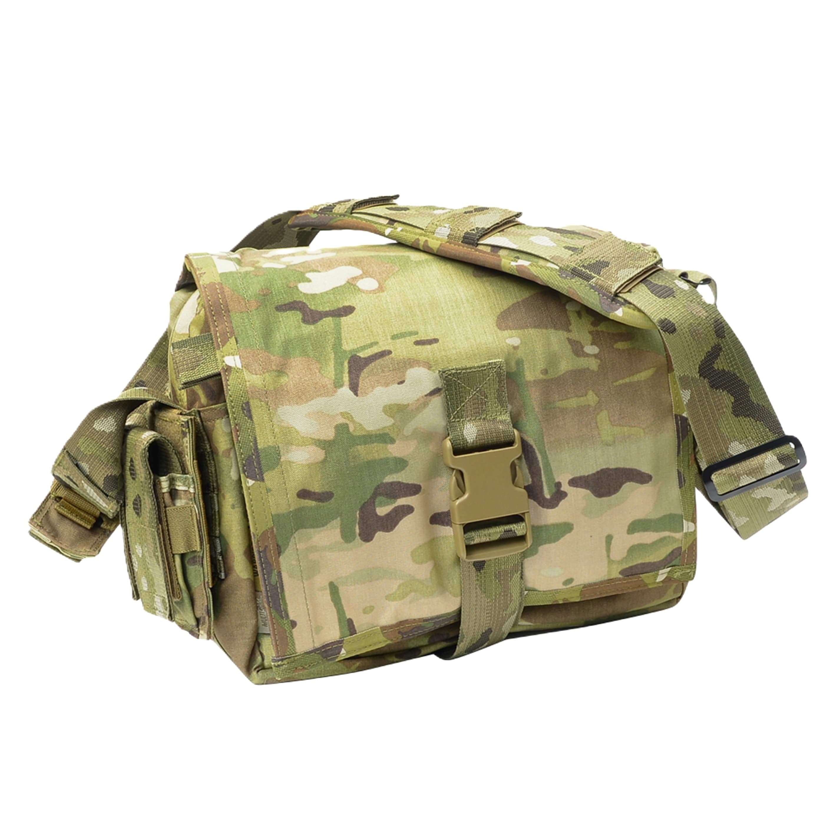 ウォーリアーアサルトシステム GRAB BAG マグポーチ付き 必携品を素早く整理できる内部構造軍や特殊部隊への納入実績を持つ英国のタクティカルギアメーカー「WARRIOR ASSAULT SYSTEMS (ウォーリアーアサルトシステムズ)」。装備品をすっきり収められるショルダーバッグ「Low Profile Grab Bag(ロープロファイル グラブバッグ)」。メインコンパートメントは大型ジッパーで大きく開き、仕切り2枚に加えてMBTRラジオ用ポケット、ケミライト用ストラップを装備。背面にはマガジンや懐中電灯、グローブなどを固定できる伸縮ストラップを備えています。さらに、フック＆ループ式のコンパートメントにはピストル用ホルスターとマガジンホルダーを内蔵。外側にはGPSポーチのほか、ピストルマグポーチ2個と、取り外し可能な5.56mm用MOLLEトリプルマグポーチ「EO-TM4」を配置。合計で5.56mmマガジンを6本までスマートに収められます。マグポーチはMOLLEで取り付けられているため、他のポーチに付け替えることも可能。フラップは地図ポーチ付きで、メインジッパー部やM4ポーチを覆いバックルで固定可能。不使用時は折り返してまとめておける設計。着脱式のパッド入りショルダーストラップを採用し、胸元には小型トーチやピストルマグに対応するシングルMOLLEポーチを追加。運用シーンに合わせて柔軟に活用できます。※製品の仕様、外観はメーカーより予告なく変更されますので、気になる点や、詳細はメールで別途お問合わせください。PC・モニタの環境で色が実物と多少異なる場合があります。布製品などは個体差があり、寸法に誤差が多少ありますので、ご了承くださいませ。ショルダーバッグの詳細サイズ(縦×横×厚さ)約28×36×10cm重量約1.4kg内容量約10L他のバリエーションはこちら[ コヨーテタン ][ マルチカム ]厳しい評価プロセスをクリアした、一定水準以上の高品質な装備品を数多く開発している、タクティカルギアメーカーです。パフォーマンスを向上させるプレートキャリアやチェストリグ、グローブなどの数多くの製品を開発し続けいてます。その高いデザイン、機能性・耐久性から、イギリスやフランスなどヨーロッパを中心に、アメリカやアジアなど世界各国の軍隊や特殊部隊で愛用されています。[ウォーリアーアサルトシステムズ/WAS Warrior Assault Systems]ウォーリアーアサルトシステムズの商品一覧[2182][d00012112296021820000][00WAS] ショルダーバック 肩掛けかばん 肩掛けバッグ クロスボディバッグ 斜め掛けバッグ レプマート repmart 激安通販 激安販売サバゲー装備 ＞ ミリタリーバッグ ＞ 肩掛けかばん ＞ ショルダーバッグ取り扱いブランド ＞ 《ア》行 ＞ 《ウ》で始まるブランド ＞ ウォーリアーアサルトシステムズ新着アイテム ＞ 新着アイテム 2025年 ＞ 11月 新入荷[ウォーリアーアサルトシステム]サバゲー装備 [ミリタリーバッグ/肩掛けかばん/ショルダーバッグ]【Warrior Assault Systems ショルダーバッグ GRAB BAG フラップ式マグポーチ付き W-EO-Grab [ マルチカム ]】軍や特殊部隊への納入実績を持つ英国のタクティカルギアメーカー「WARRIOR ASSAULT SYSTEMS (ウォーリアーアサルトシステムズ)」。装備品をすっきり収められるショルダーバッグ「Low Profile Grab Bag(ロープロファイル グラブバッグ)」。メインコンパートメントは大型ジッパーで大きく開き、仕切り2枚に加えてMBTRラジオ用ポケット、ケミライト用ストラップを装備。背面にはマガジンや懐中電灯、グローブなどを固定できる伸縮ストラップを備えています。さらに、フック＆ループ式のコンパートメントにはピストル用ホルスターとマガジンホルダーを内蔵。外側にはGPSポーチのほか、ピストルマグポーチ2個と、取り外し可能な5.56mm用MOLLEトリプルマグポーチ「EO-TM4」を配置。合計で5.56mmマガジンを6本までスマートに収められます。マグポーチはMOLLEで取り付けられているため、他のポーチに付け替えることも可能。フラップは地図ポーチ付きで、メインジッパー部やM4ポーチを覆いバックルで固定可能。不使用時は折り返してまとめておける設計。着脱式のパッド入りショルダーストラップを採用し、胸元には小型トーチやピストルマグに対応するシングルMOLLEポーチを追加。運用シーンに合わせて柔軟に活用できます。サバゲー装備 ＞ ミリタリーバッグ ＞ 肩掛けかばん ＞ ショルダーバッグ取り扱いブランド ＞ 《ア》行 ＞ 《ウ》で始まるブランド ＞ ウォーリアーアサルトシステムズ新着アイテム ＞ 新着アイテム 2025年 ＞ 11月 新入荷CONDOR ユーティリティショルダーバッグ 7L 137 Warrior Assault Systems ライフルマガジンポーチ M4/AR15 フラップ式 トリプル W-EO-TM4ROTHCO ショルダーバッグ 9203 アーバン エクスプローラCONDOR ショルダーバッグ レスポンス 8L 136&nbsp;