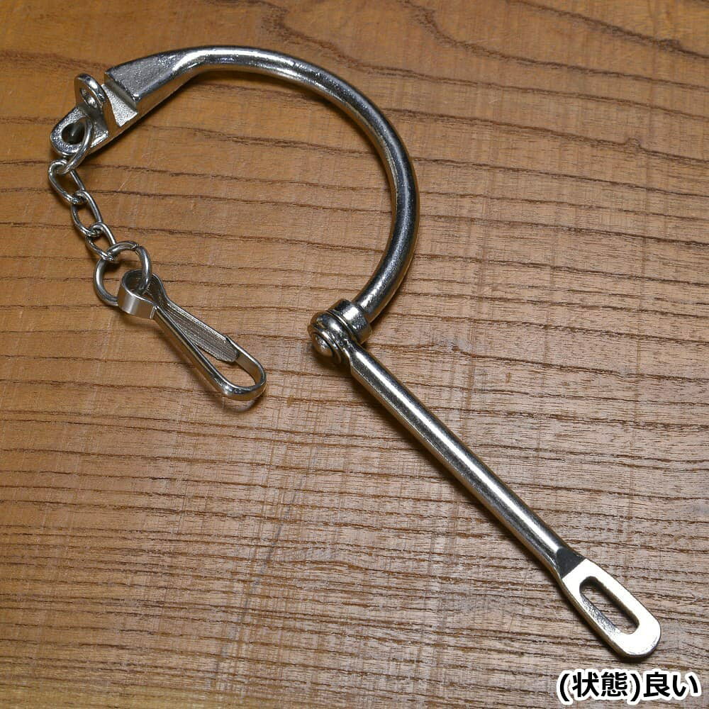 ミリタリーショップ レプマートのドイツ軍放出品 ダッフルバッグ用Dカン 鉄製 キャリングハンドル [ チェーン固定式 / 破損あり ] ドイツ連邦軍 ダッフルバッグロック バッグアクセサリー ミリタリー 軍物 軍払い下げ品 ミリタリーバッグ アクセサリー バッグ用パーツ 販売 ミリタリーサープラス 独軍｜アングル2